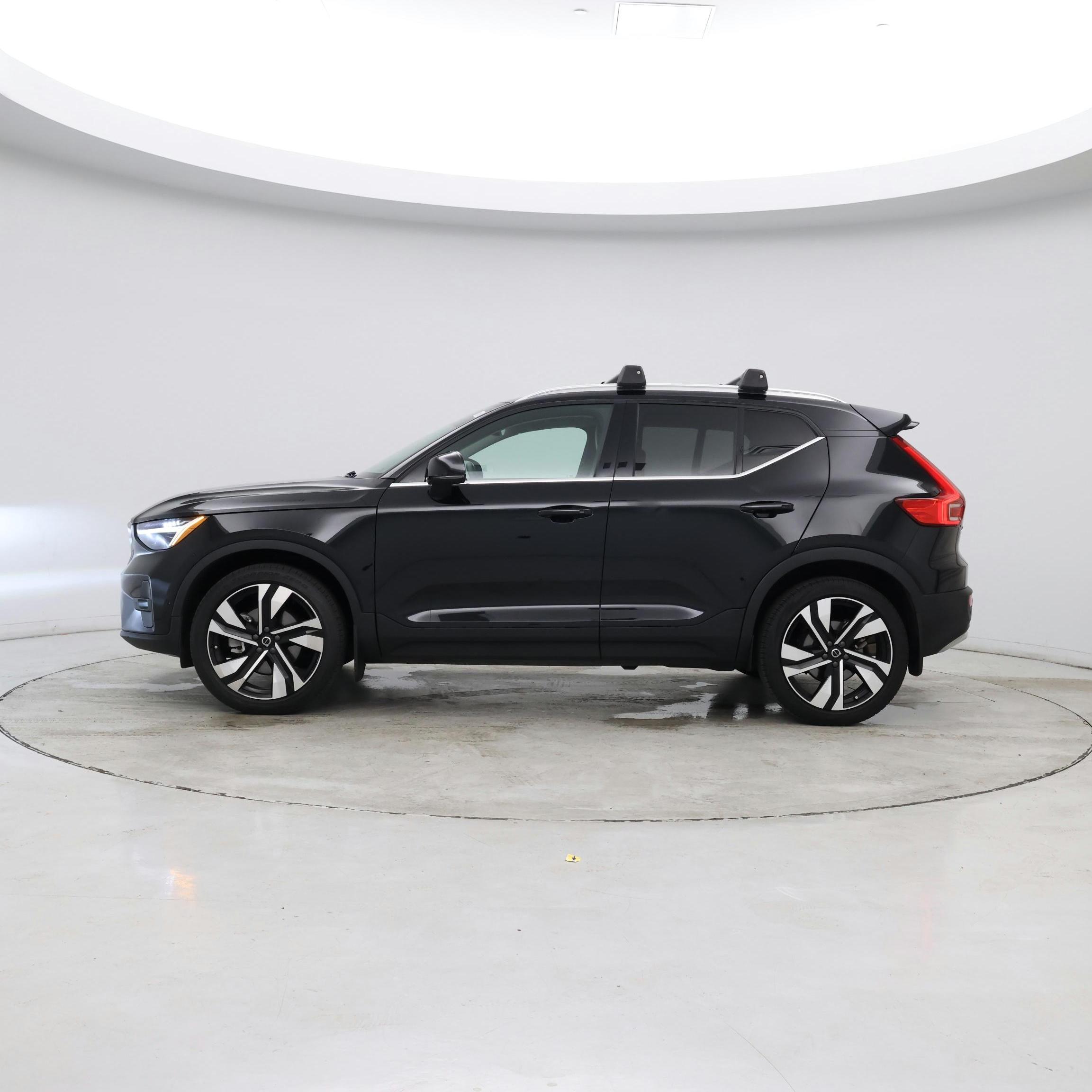 Thumbnail: 2023 Volvo XC40 - 2