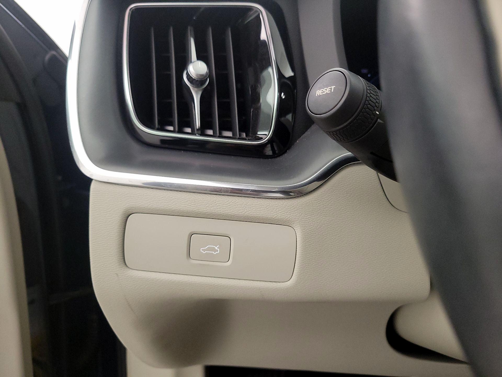 Thumbnail: 2023 Volvo XC60 - 11