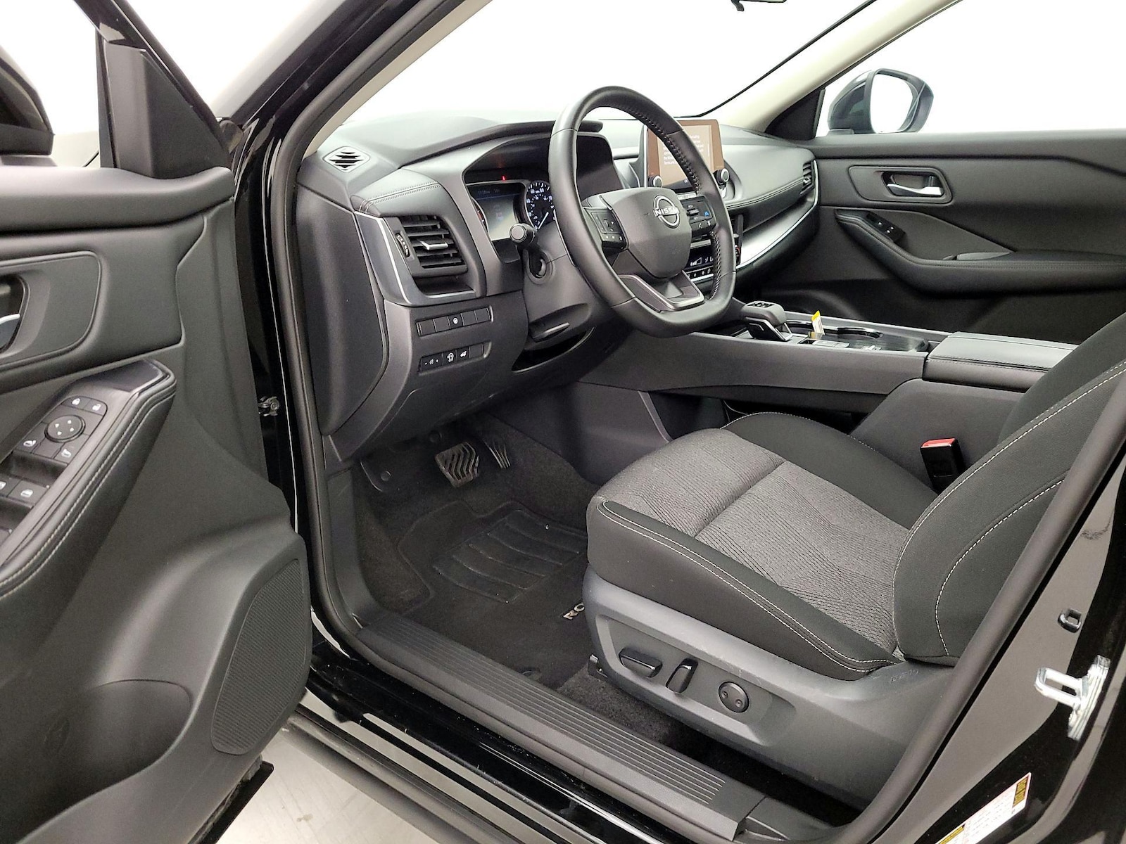 2025 Nissan Rogue SV - Photo 12