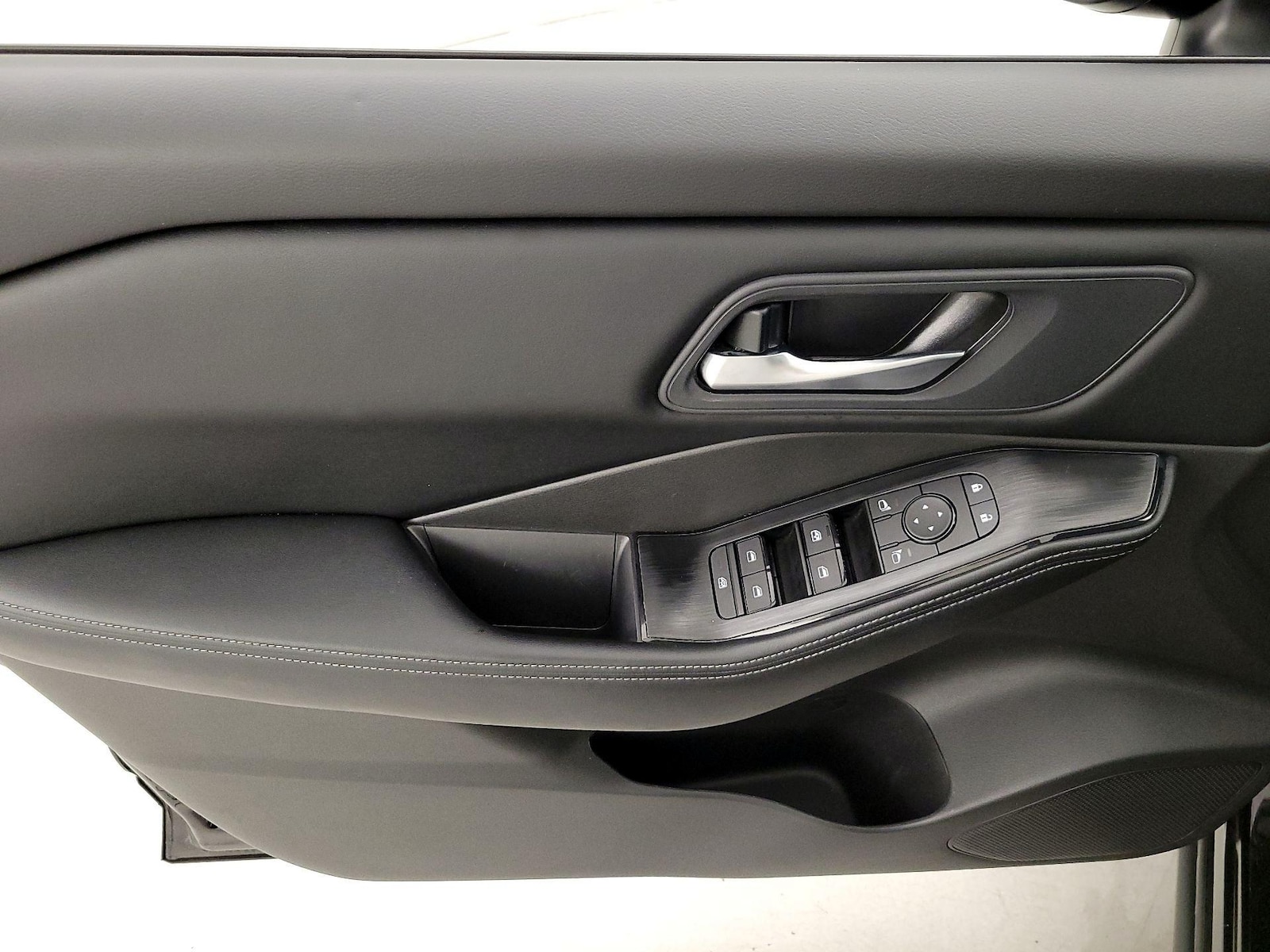 2025 Nissan Rogue SV - Photo 13