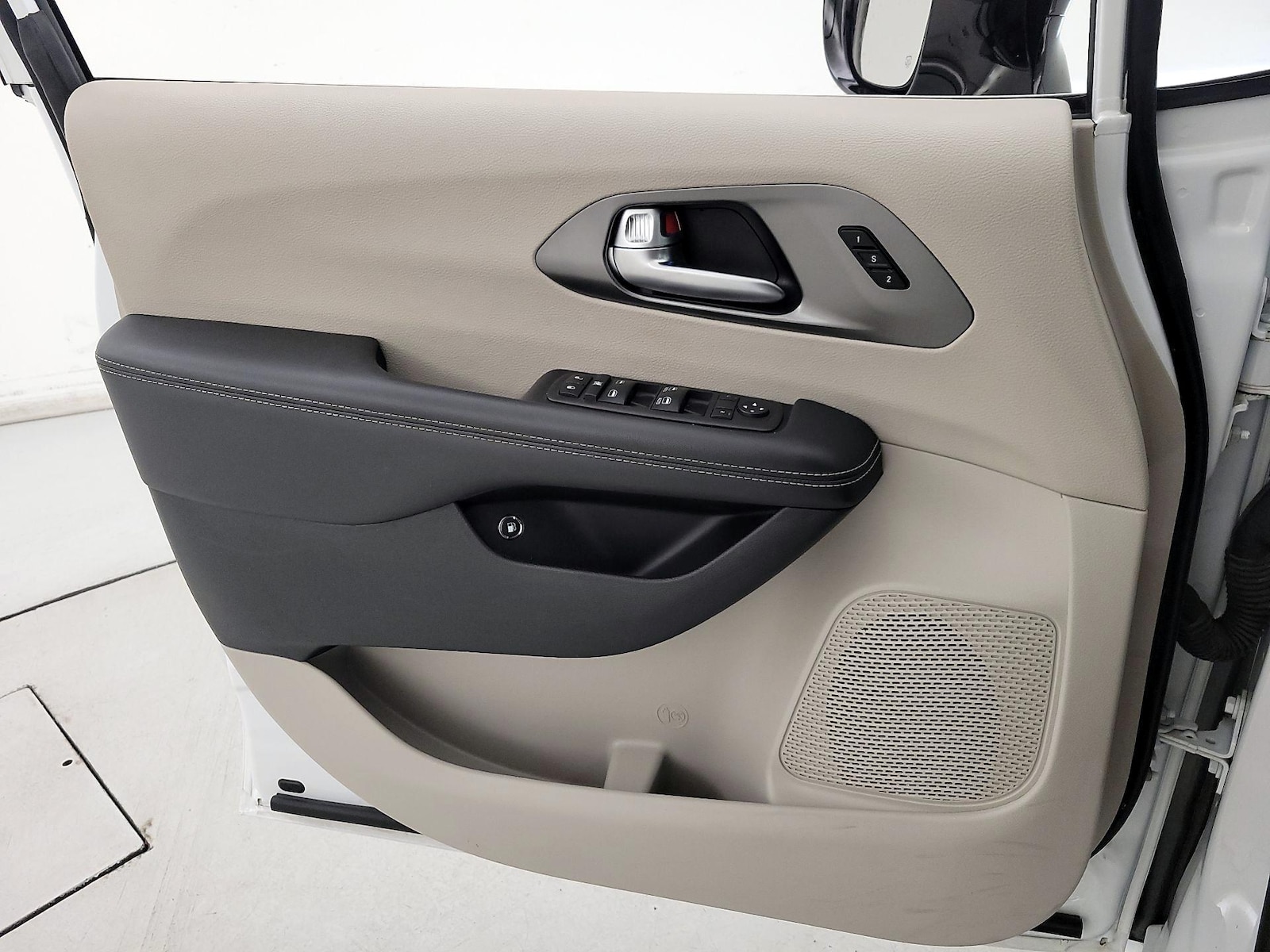 2024 Chrysler Pacifica PHEV Select - Photo 13