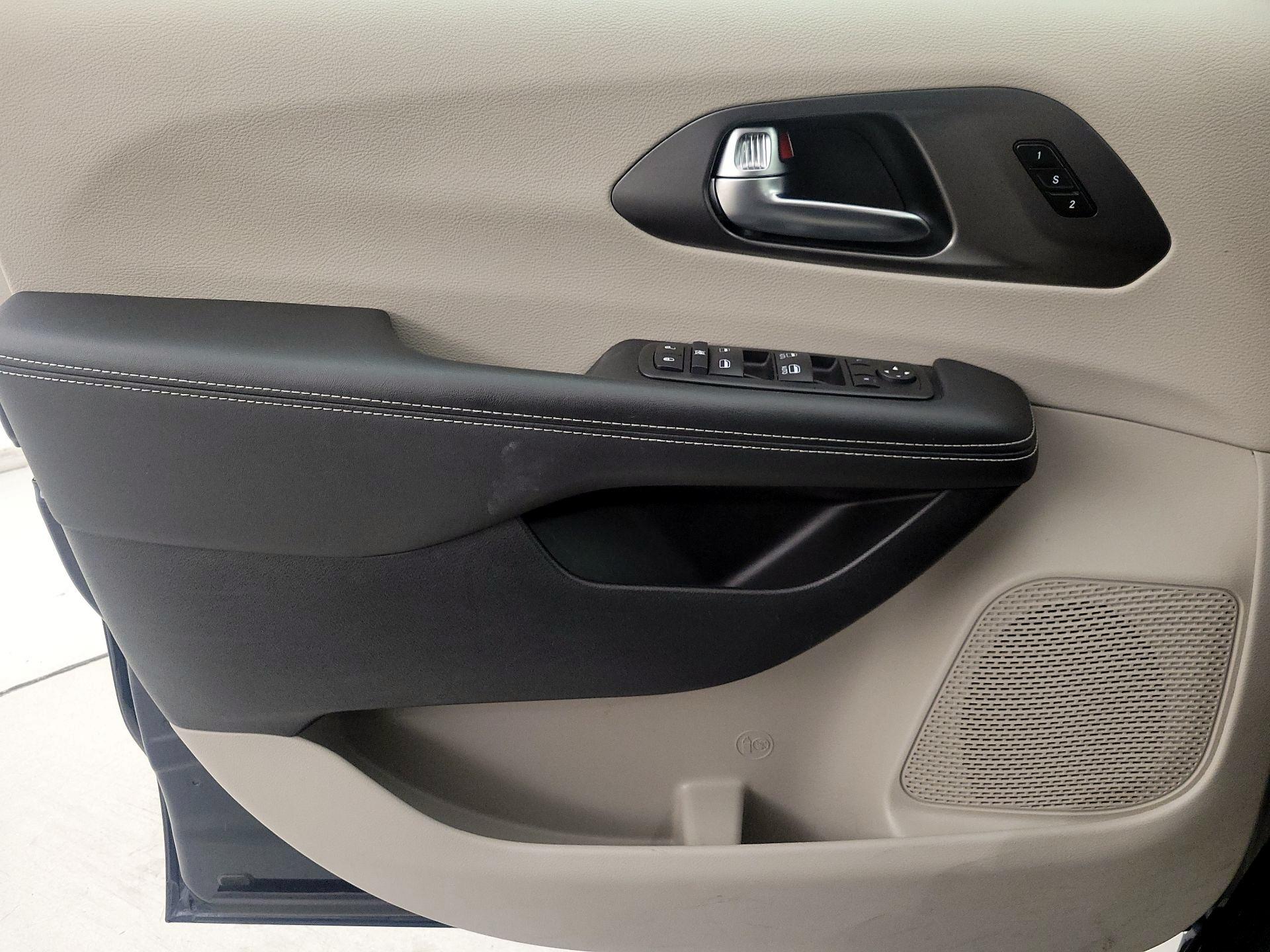 Thumbnail: 2024 Chrysler Pacifica - 12
