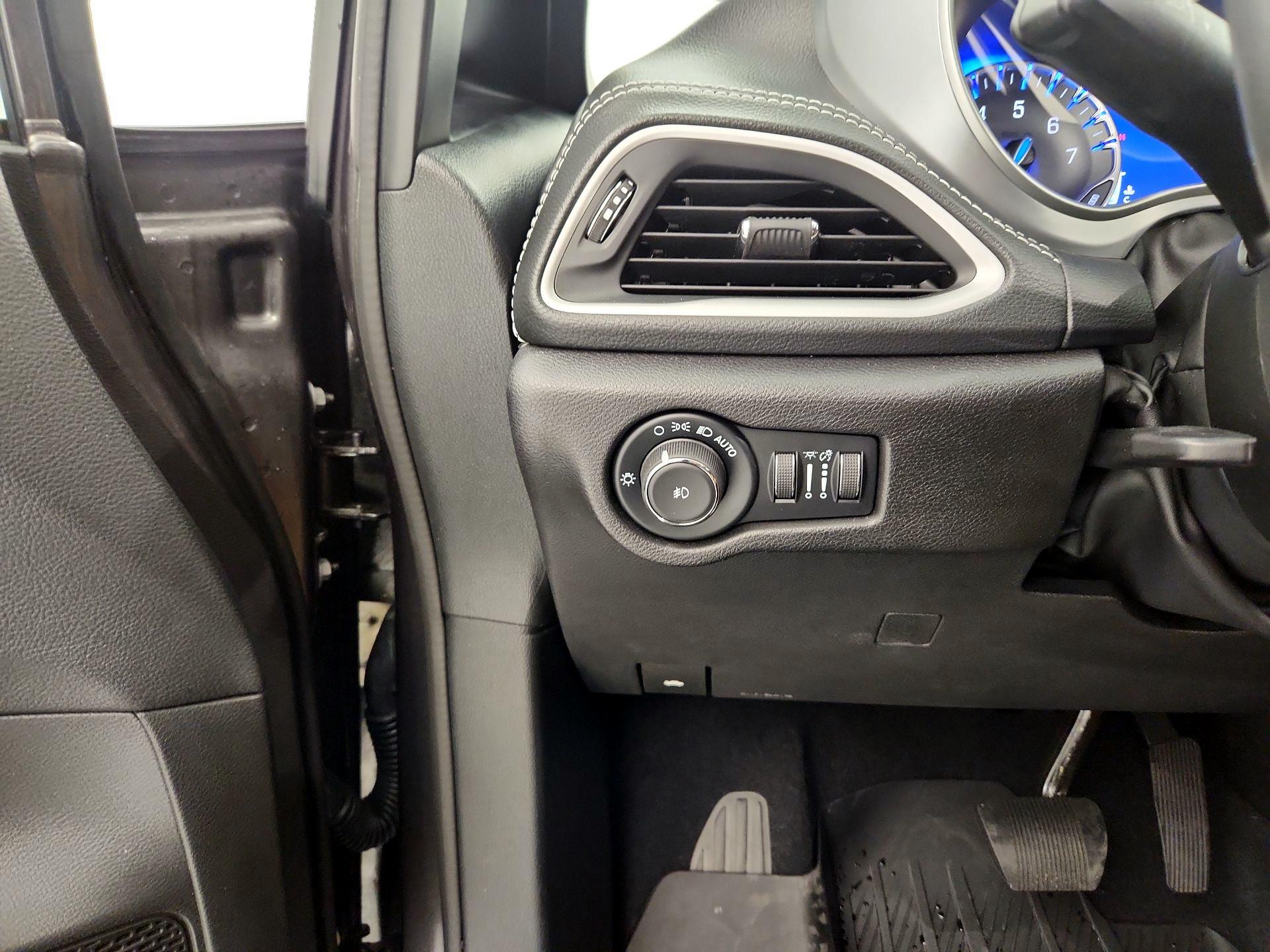 Thumbnail: 2021 Chrysler Pacifica - 13