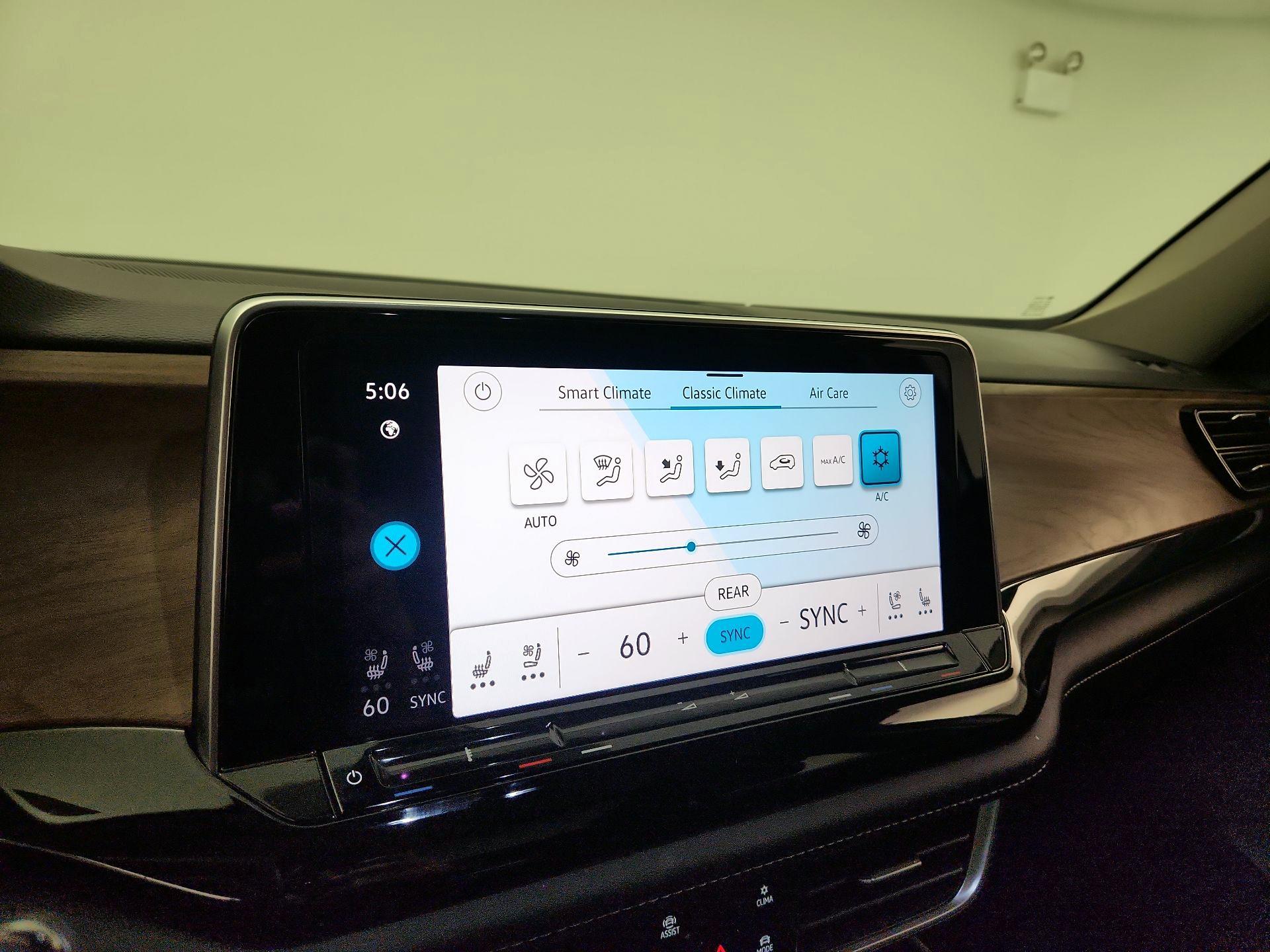 Thumbnail: 2024 Volkswagen Atlas - 16