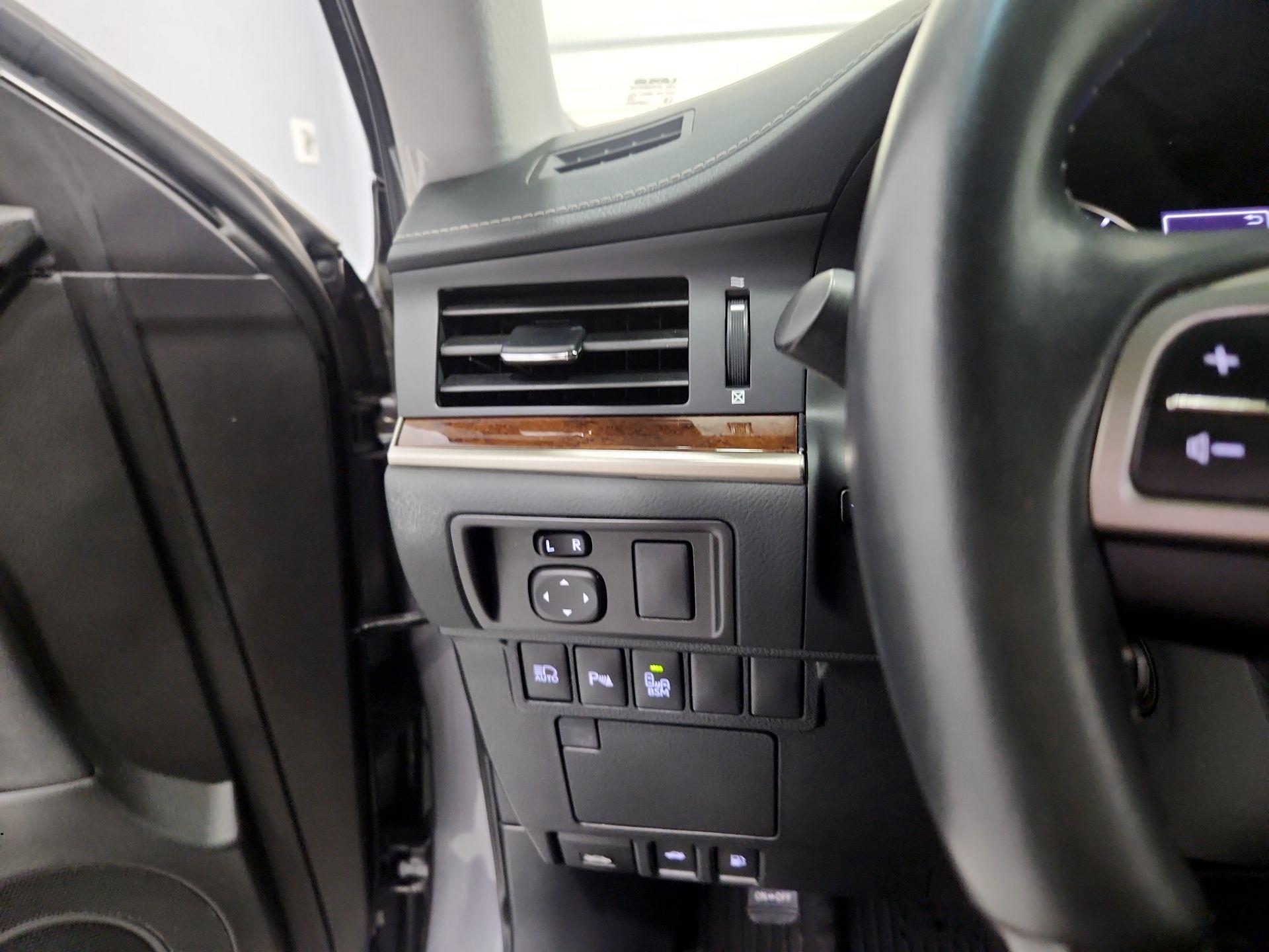 Thumbnail: 2018 Lexus ES - 13