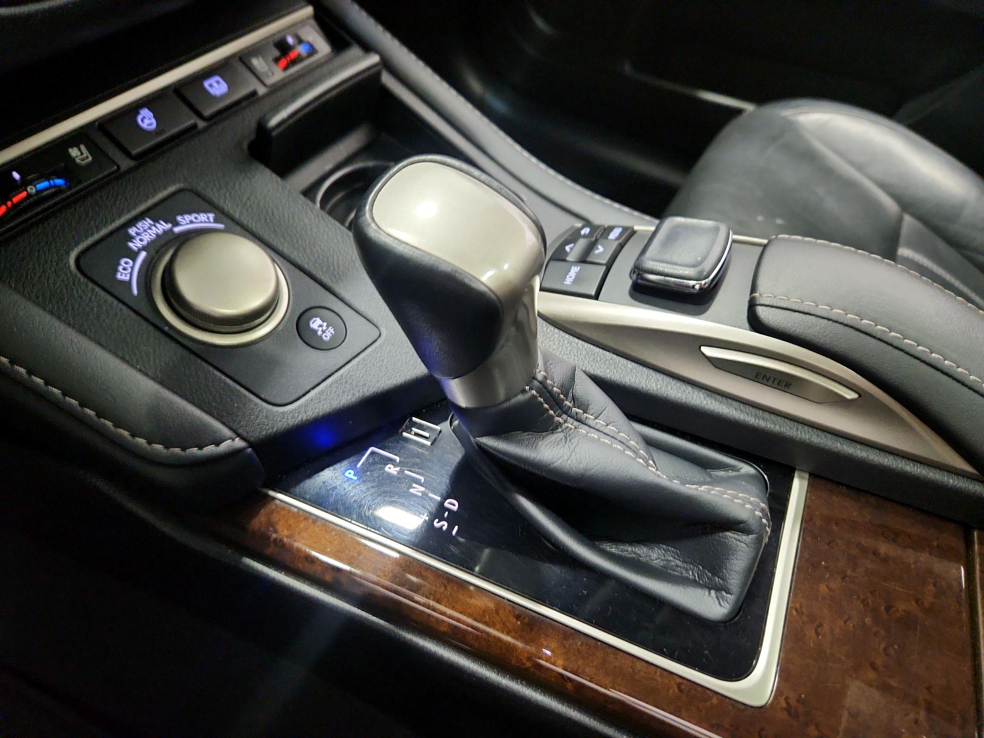 Thumbnail: 2018 Lexus ES - 18