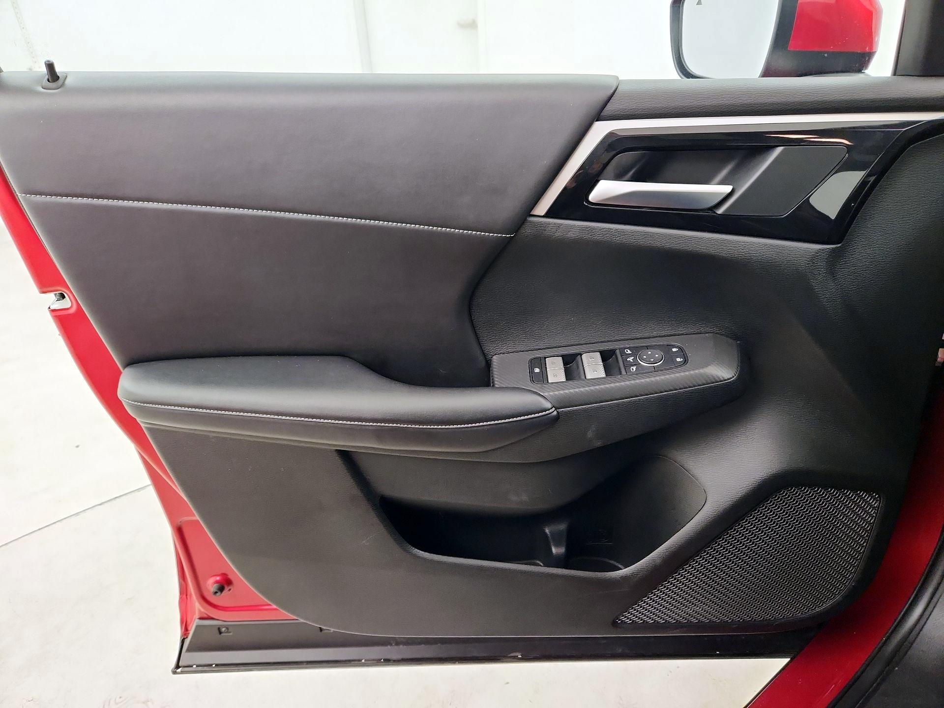 Thumbnail: 2024 Mitsubishi Outlander - 10