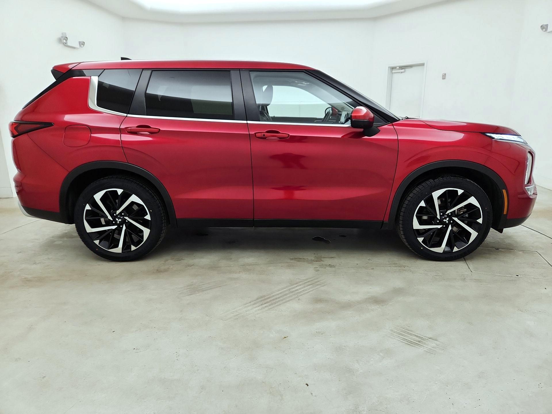 Thumbnail: 2024 Mitsubishi Outlander - 4