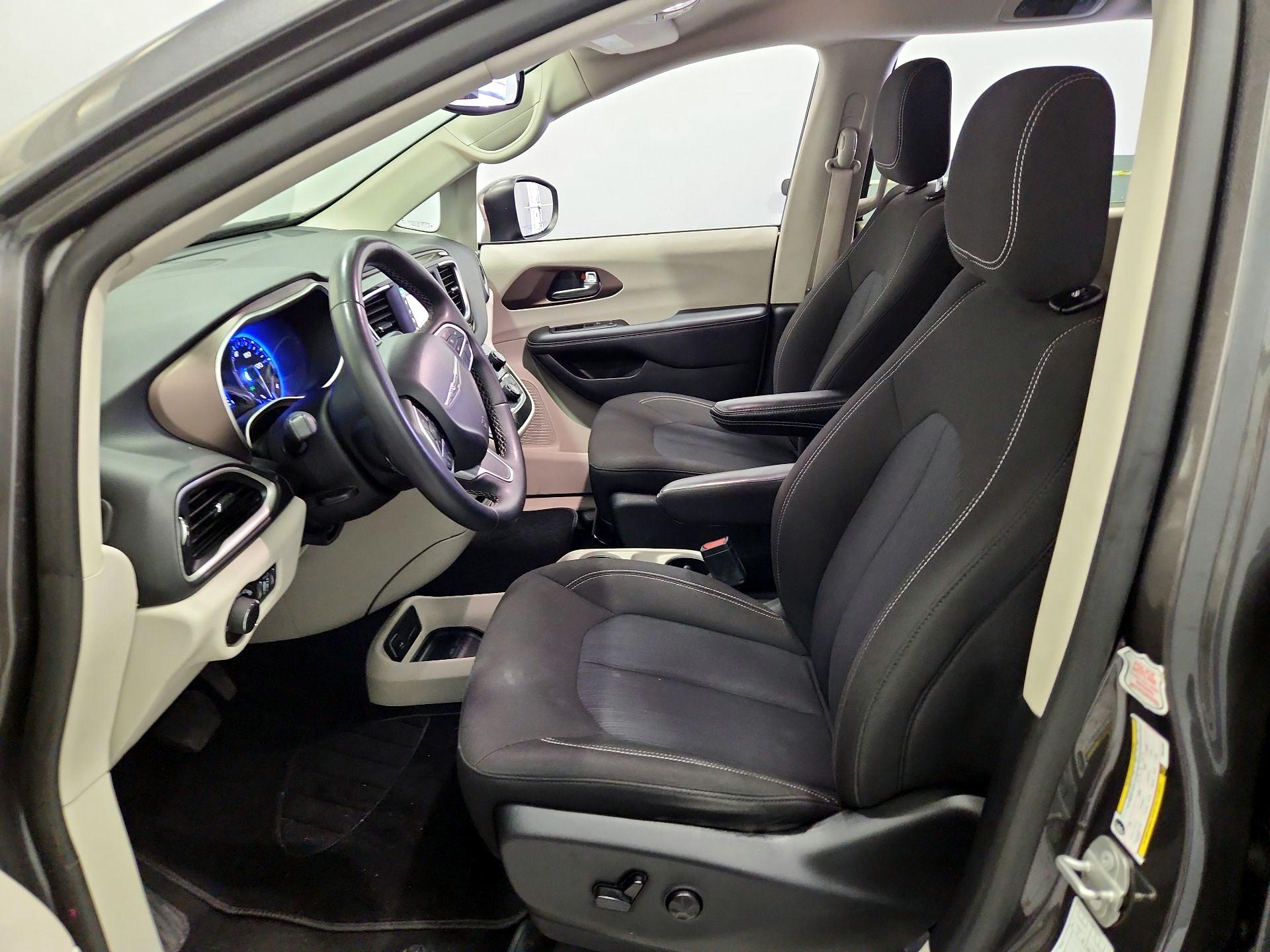 Thumbnail: 2023 Chrysler Voyager - 11