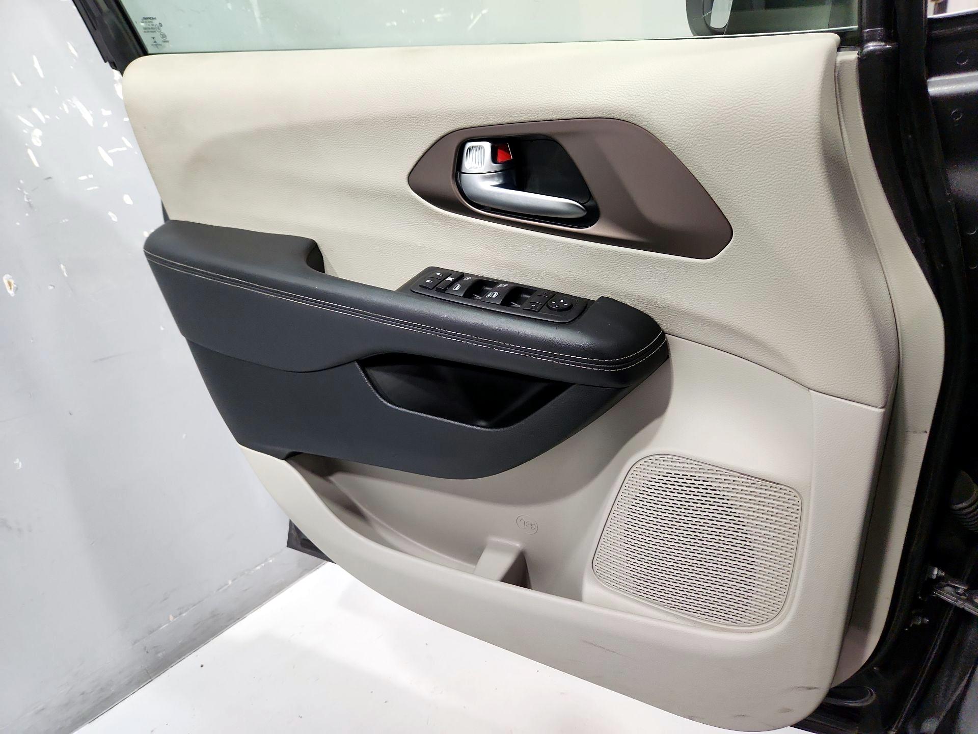 Thumbnail: 2023 Chrysler Voyager - 12