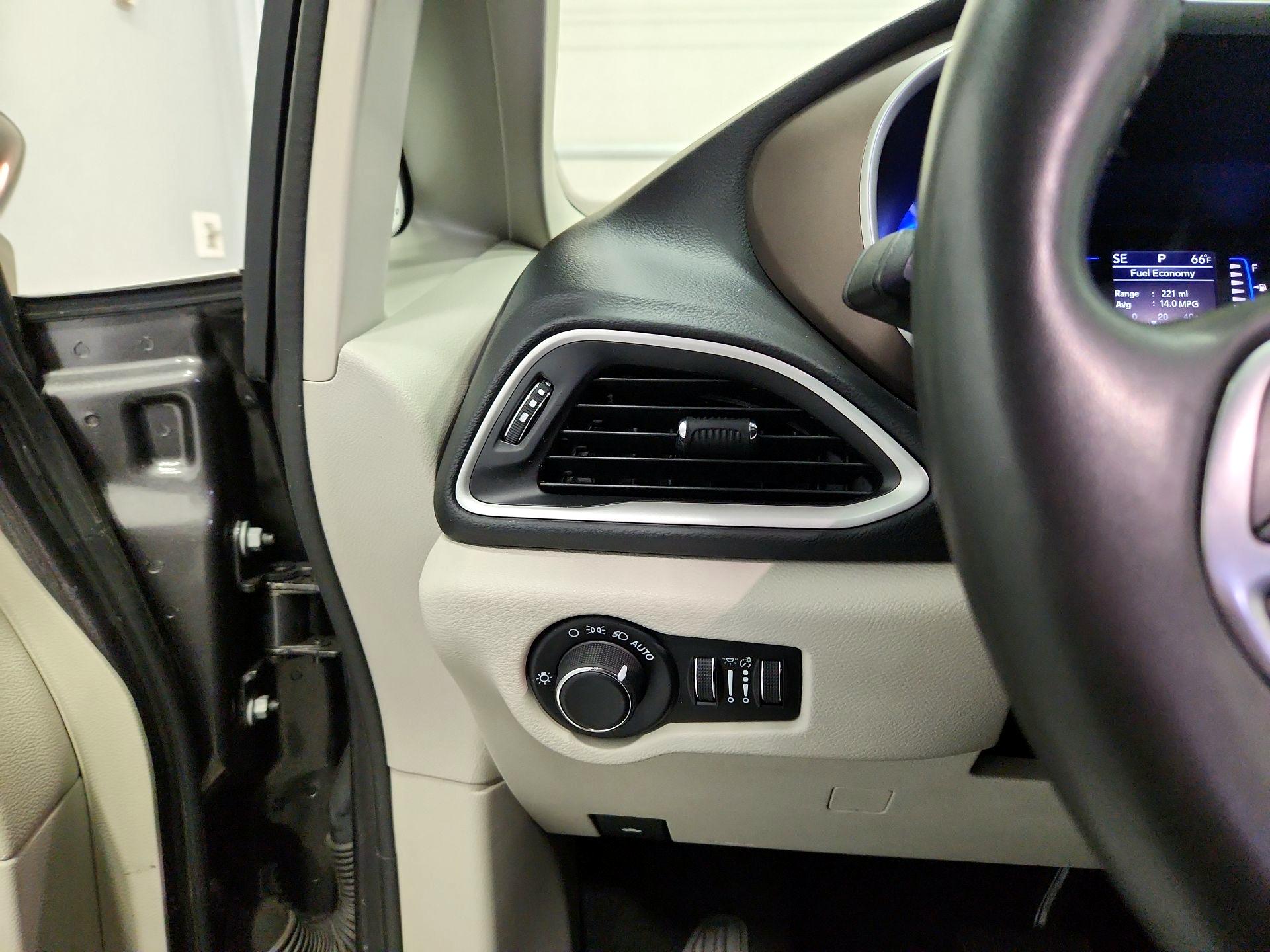 Thumbnail: 2023 Chrysler Voyager - 13