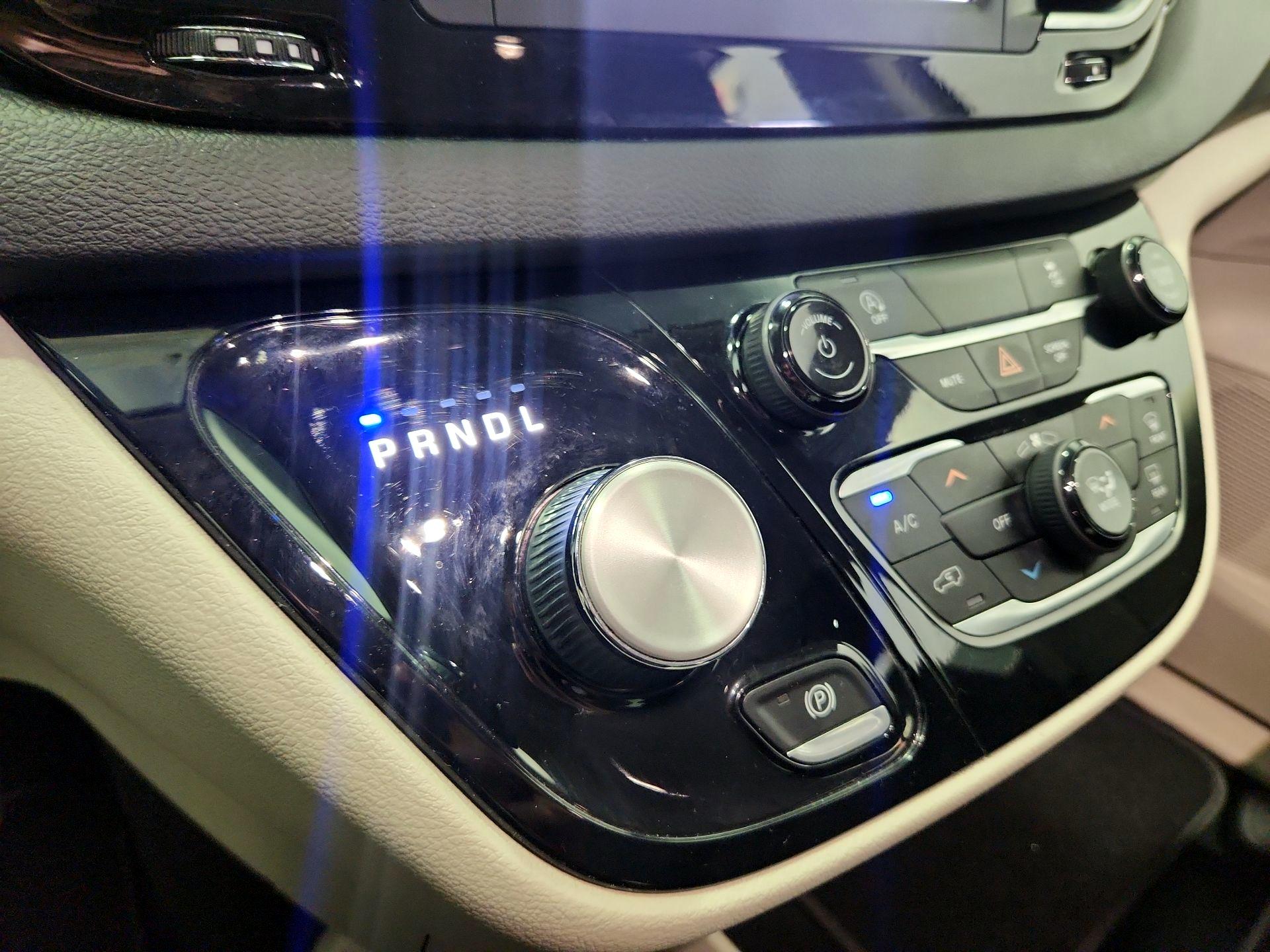 Thumbnail: 2023 Chrysler Voyager - 17