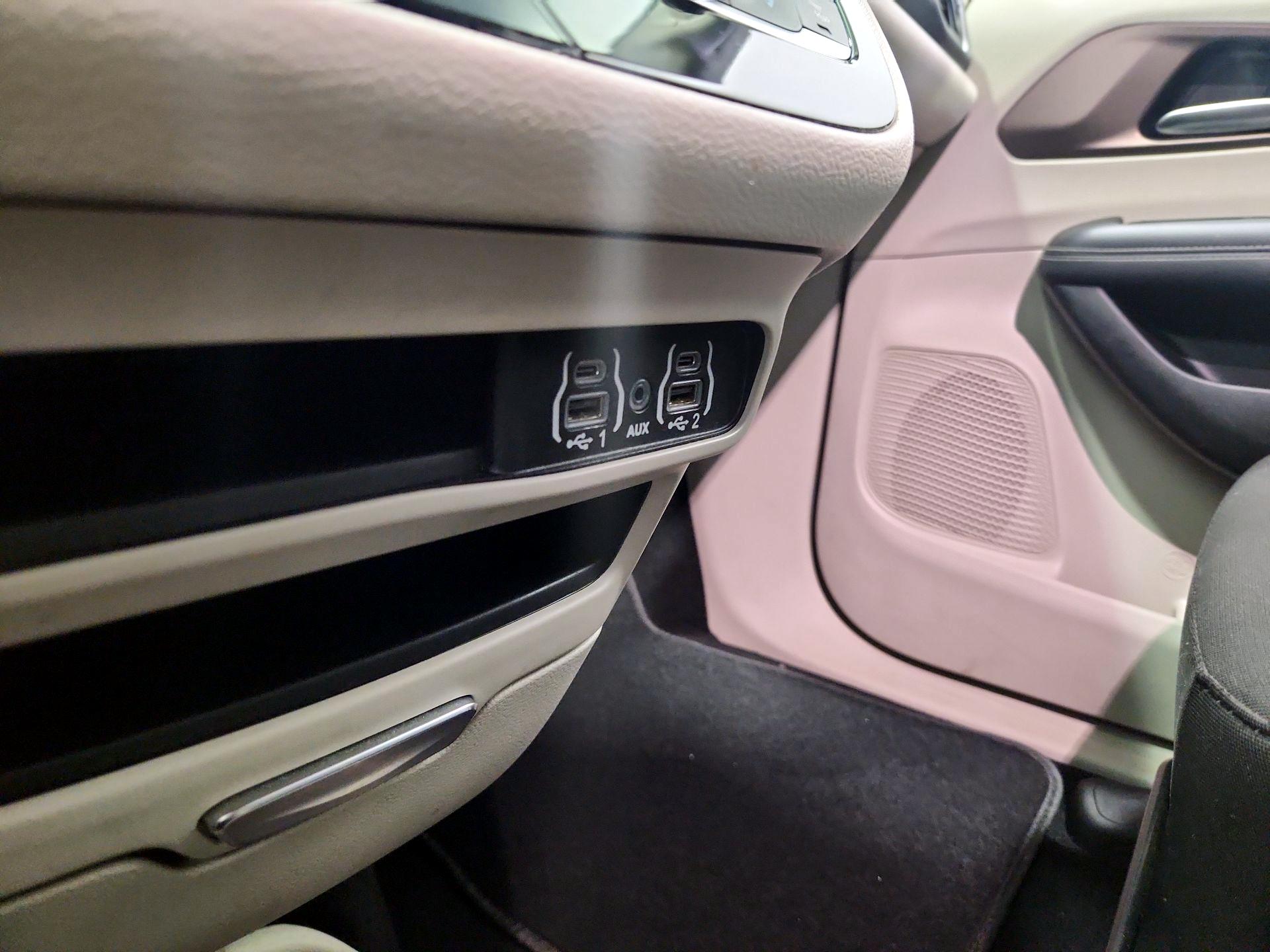 Thumbnail: 2023 Chrysler Voyager - 18