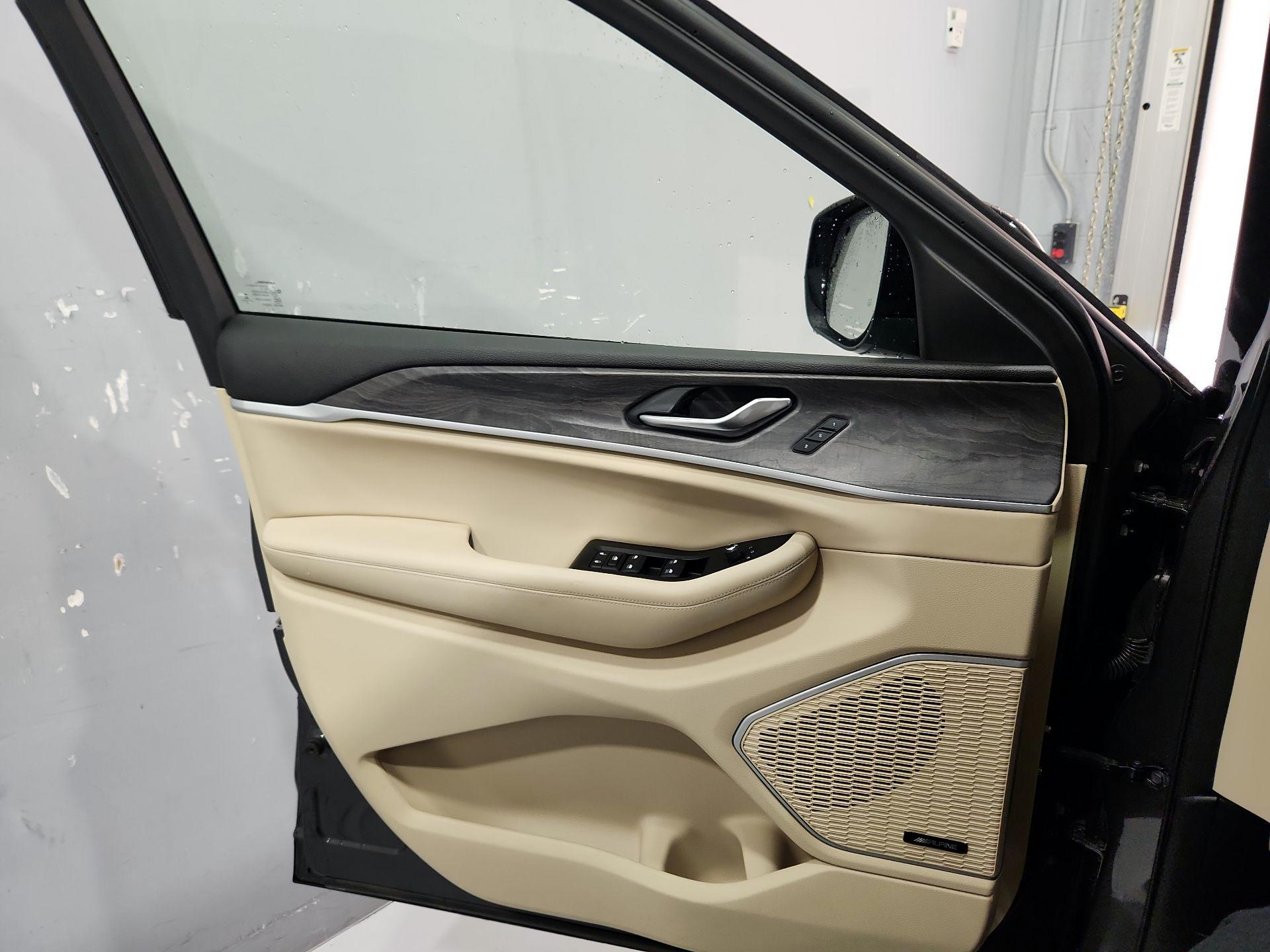 Thumbnail: 2022 Jeep Grand Cherokee - 12