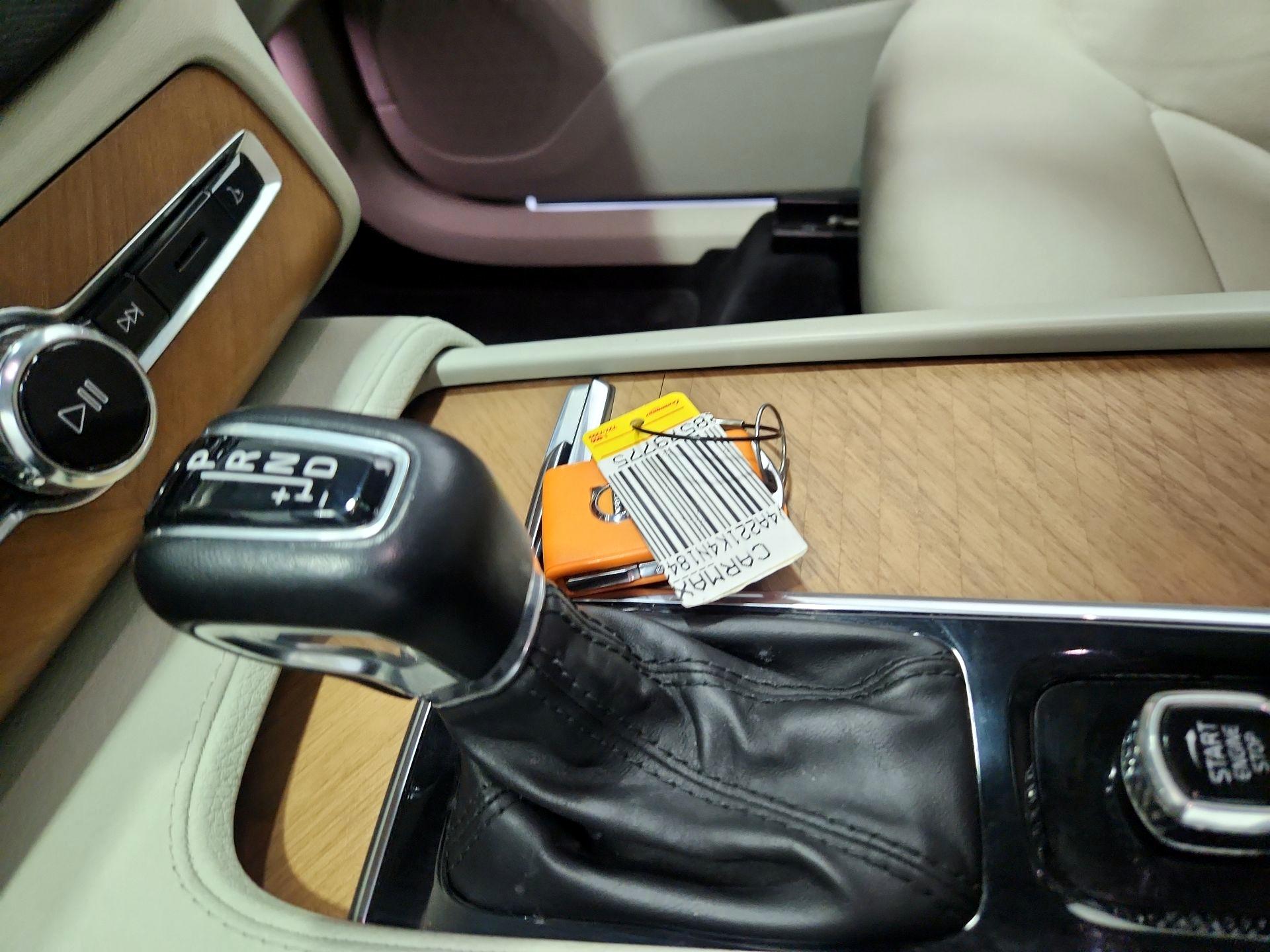 Thumbnail: 2022 Volvo XC90 - 17