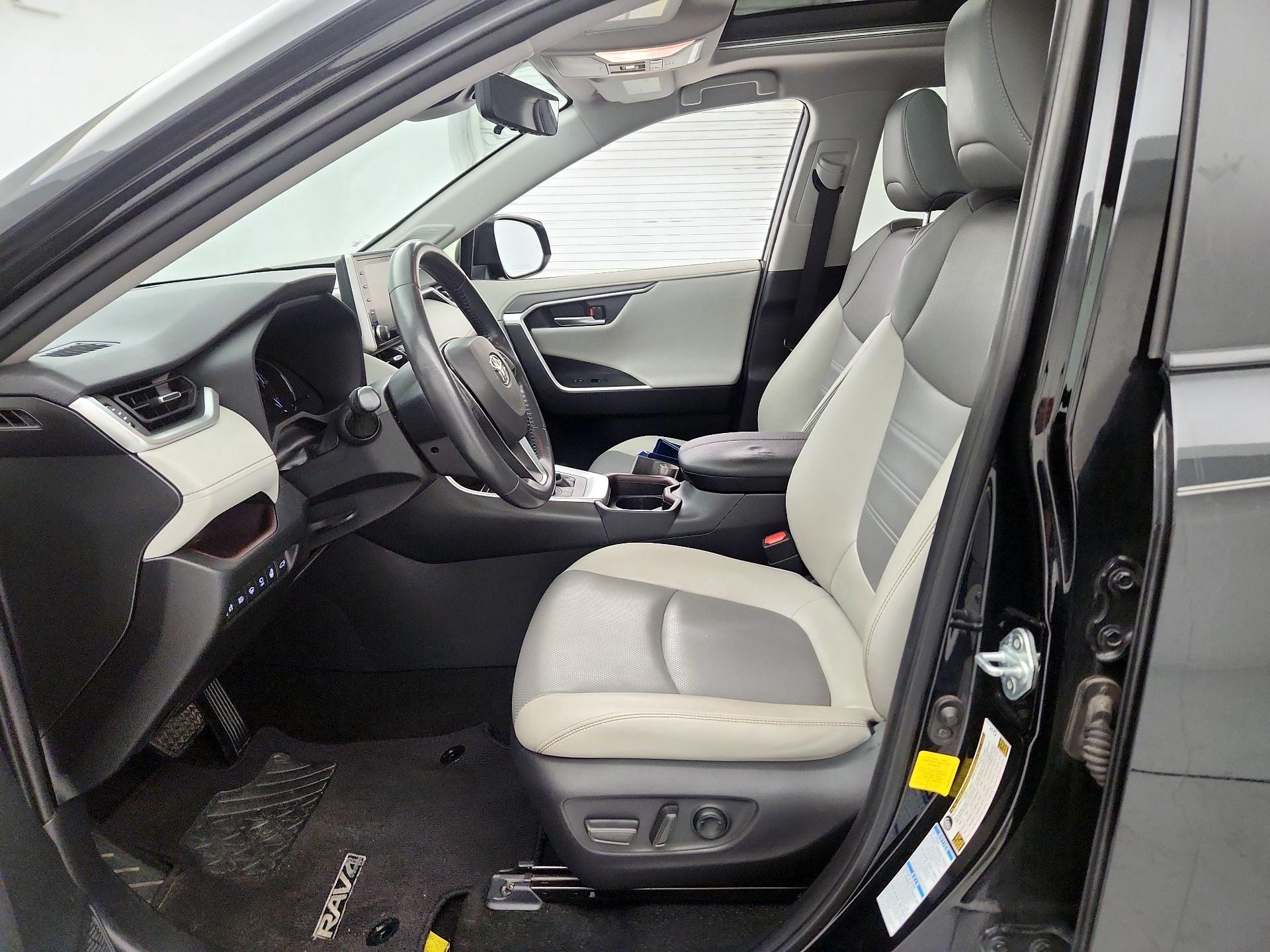 Thumbnail: 2020 Toyota RAV4 - 11