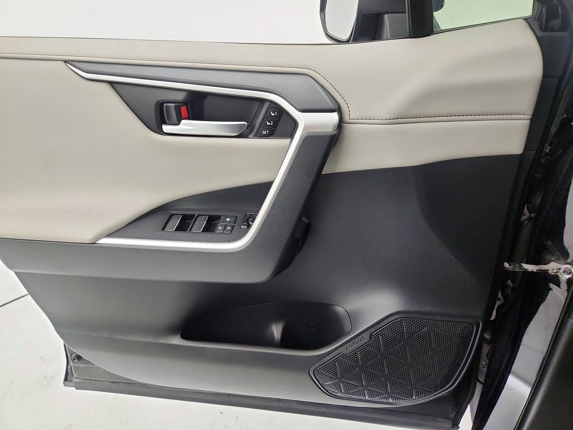 Thumbnail: 2020 Toyota RAV4 - 12