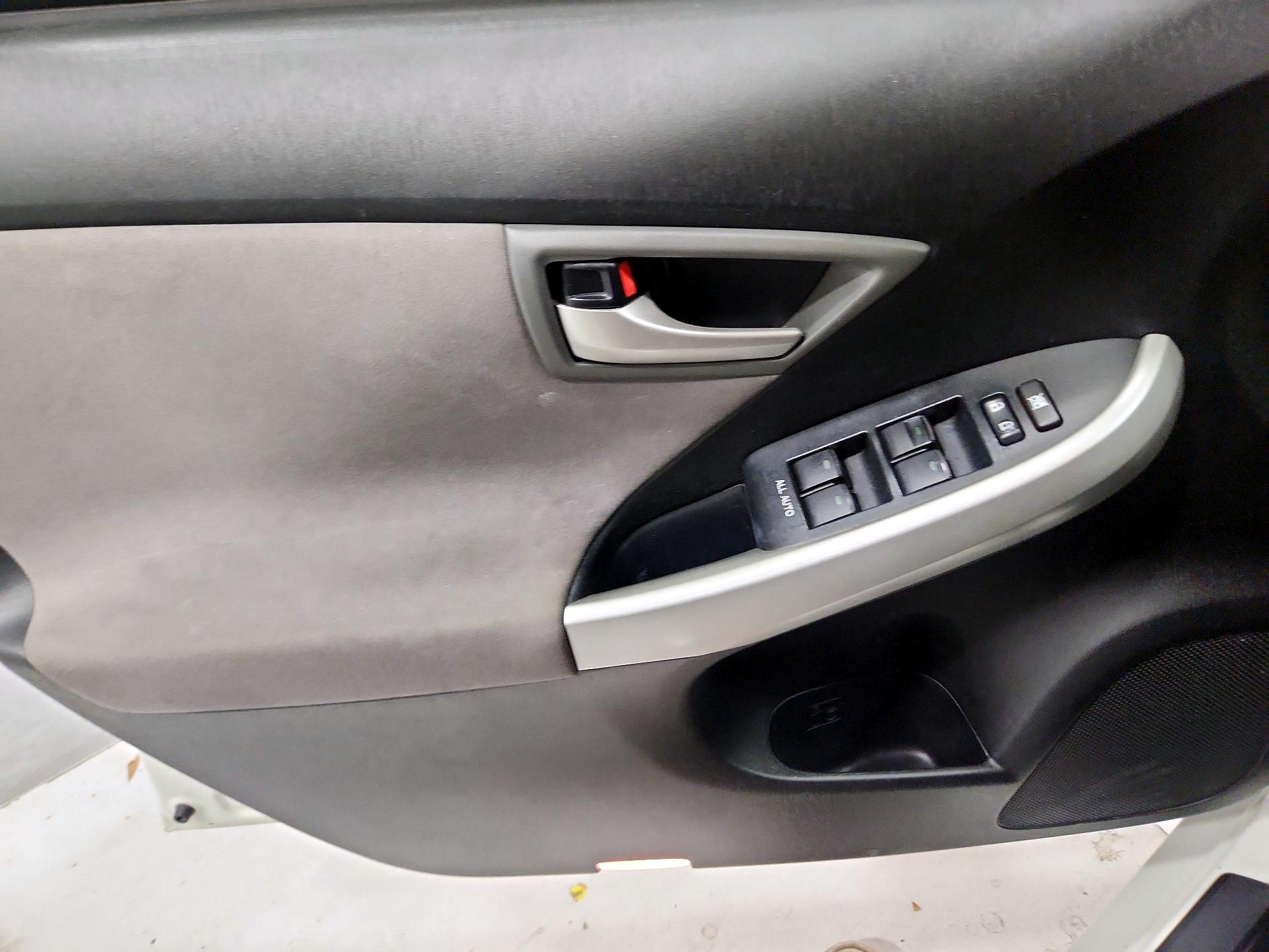 Thumbnail: 2015 Toyota Prius - 12