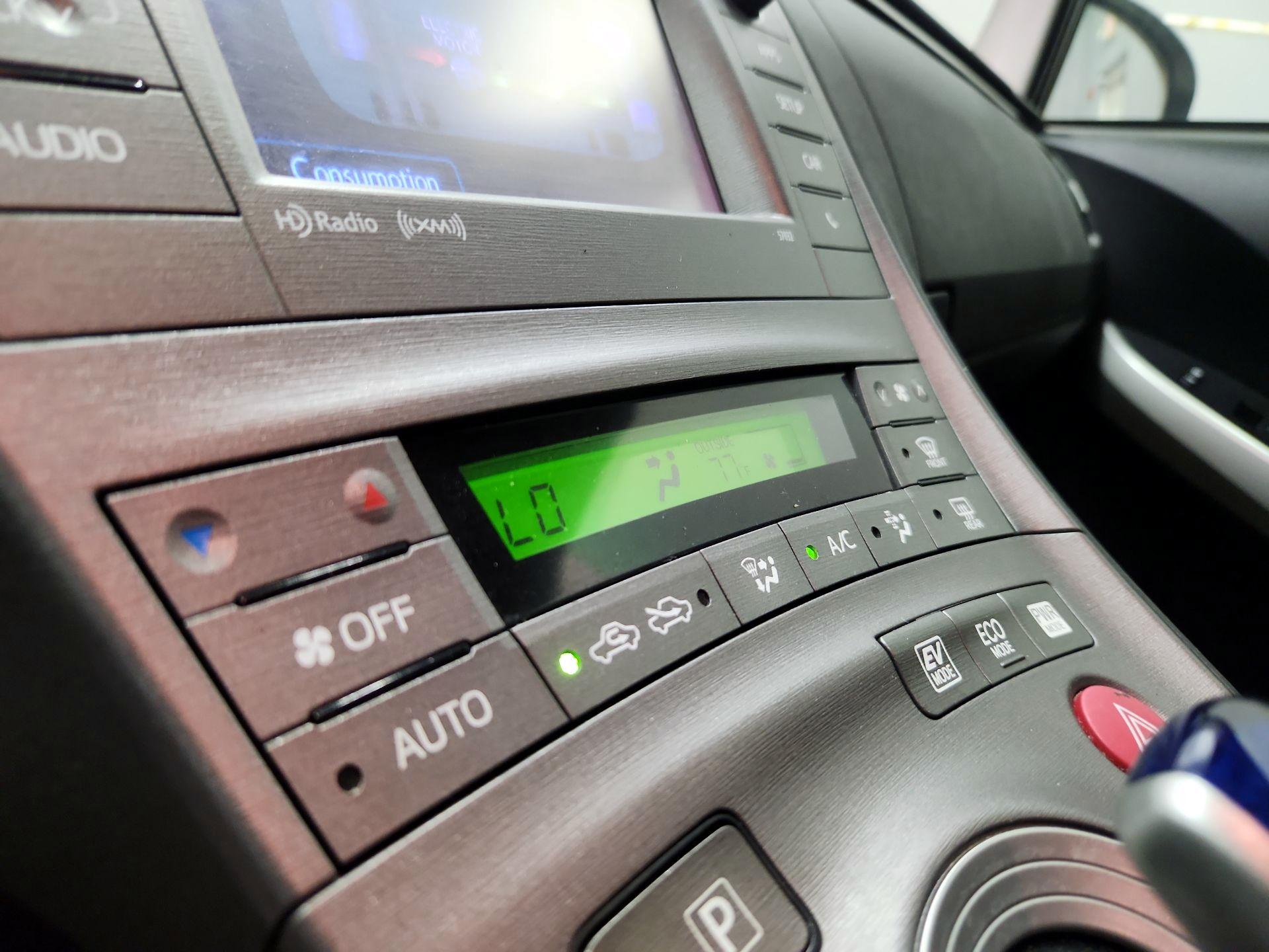 Thumbnail: 2015 Toyota Prius - 16