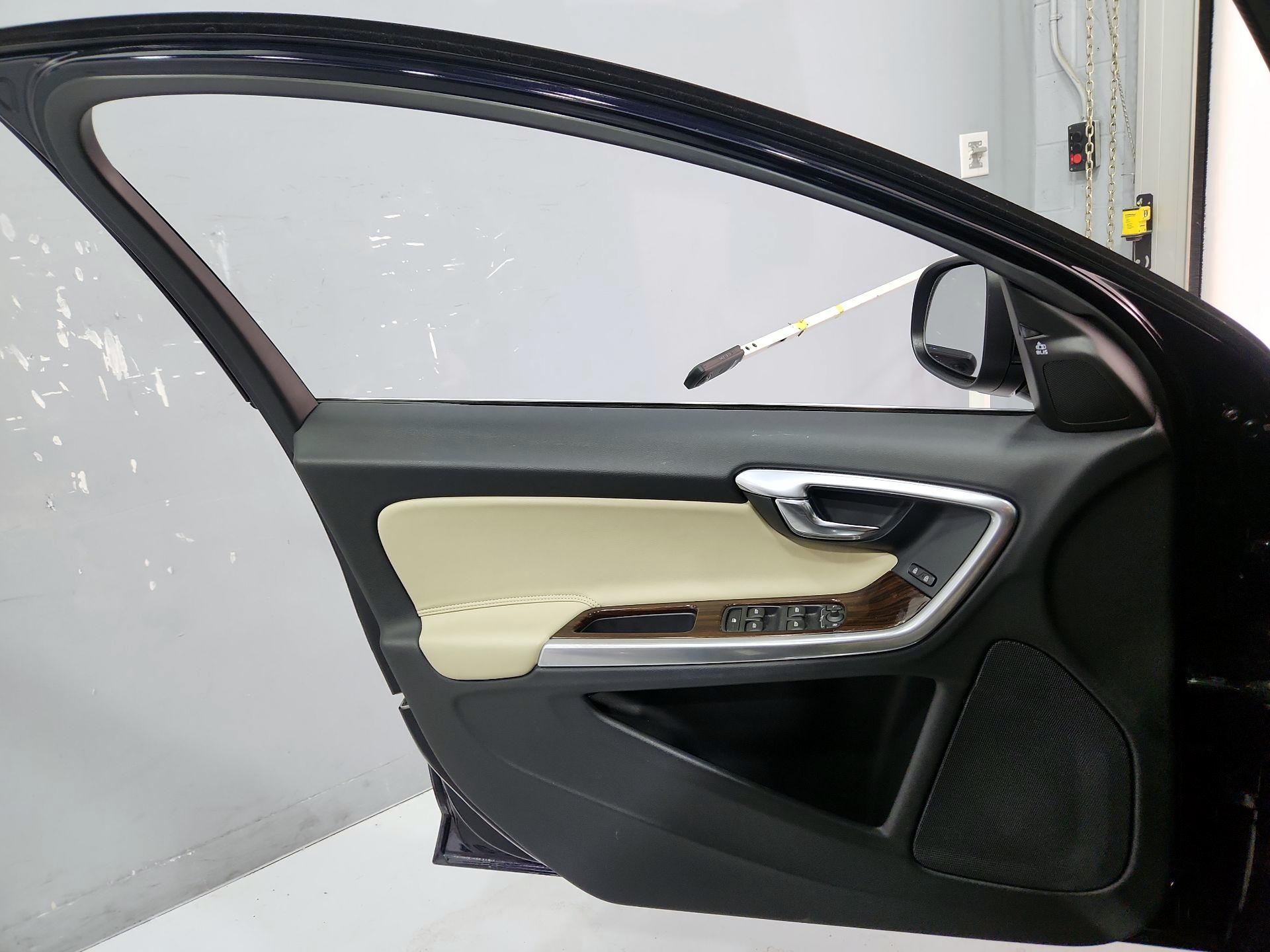 Thumbnail: 2017 Volvo V60 - 12