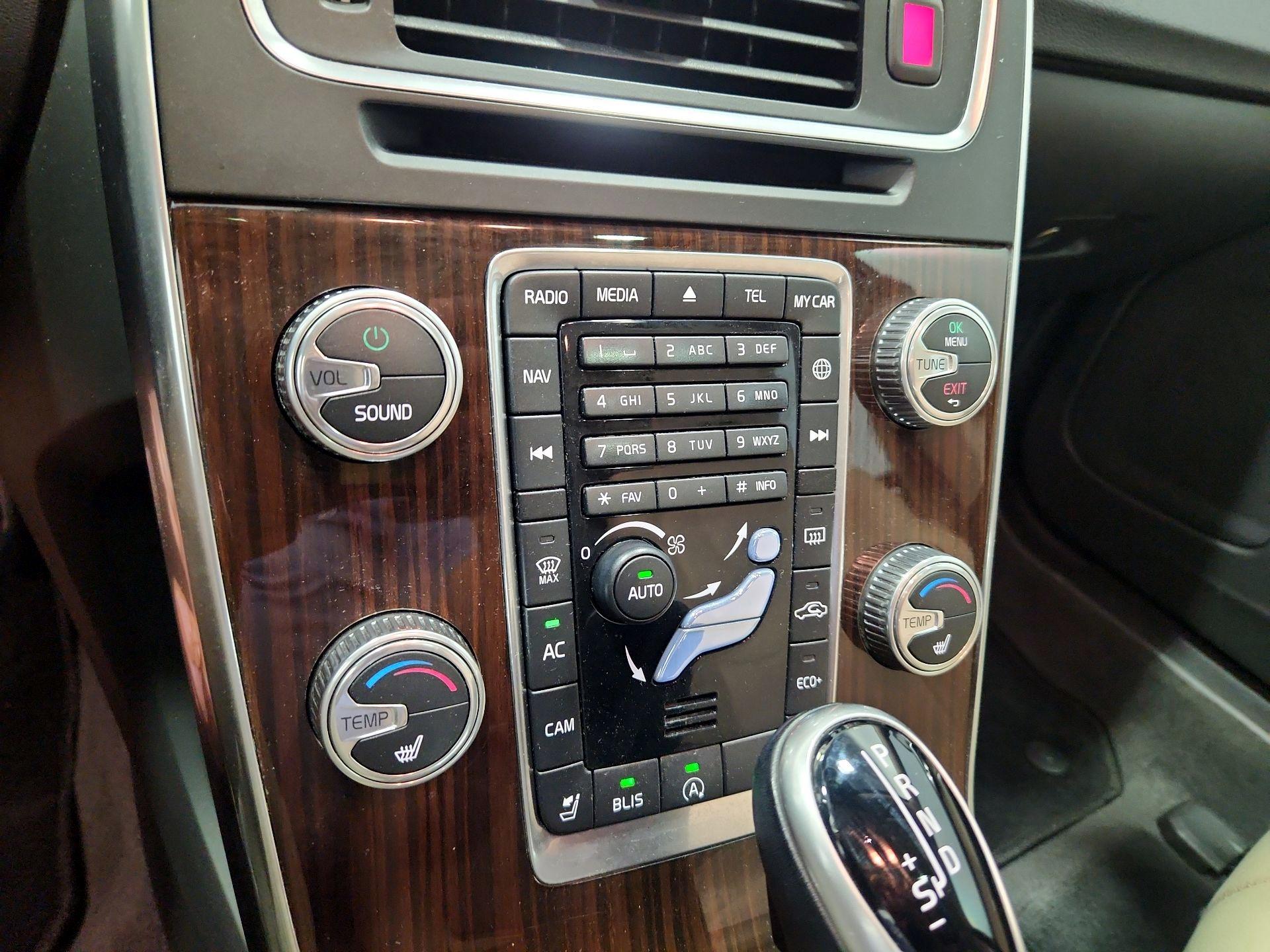 Thumbnail: 2017 Volvo V60 - 16