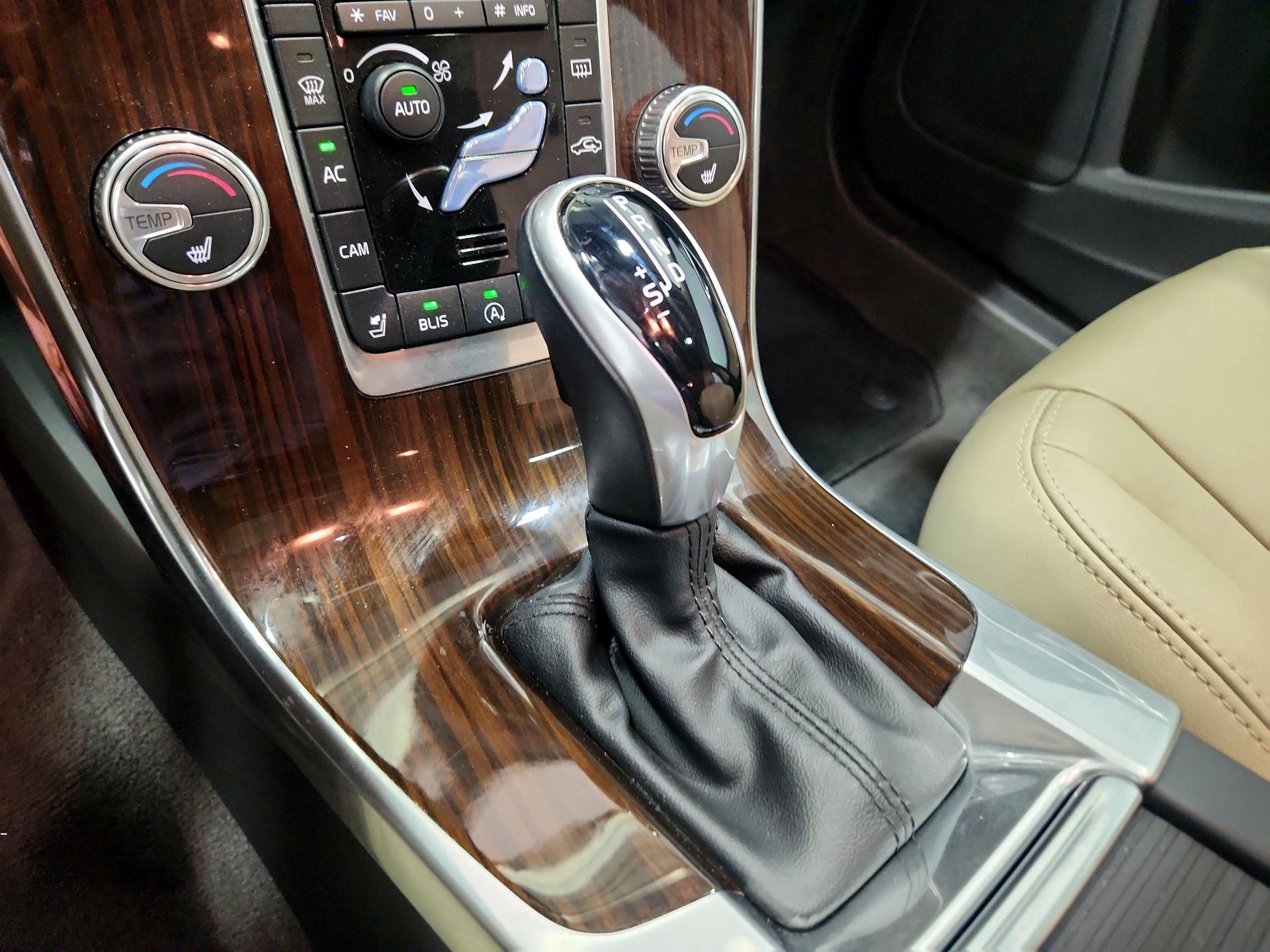 Thumbnail: 2017 Volvo V60 - 17