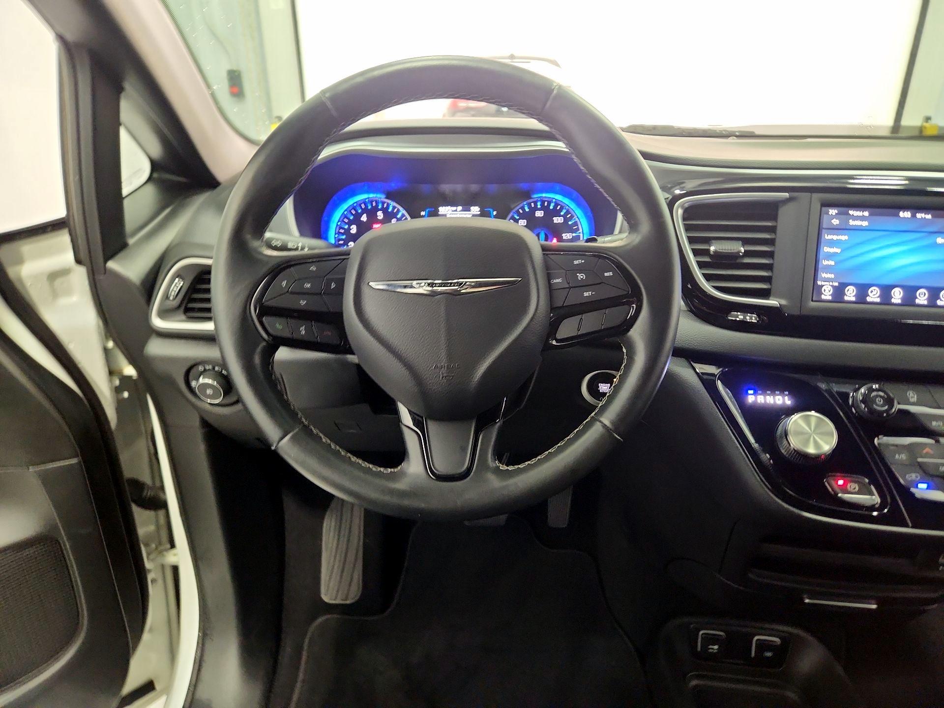 Thumbnail: 2020 Chrysler Pacifica - 10