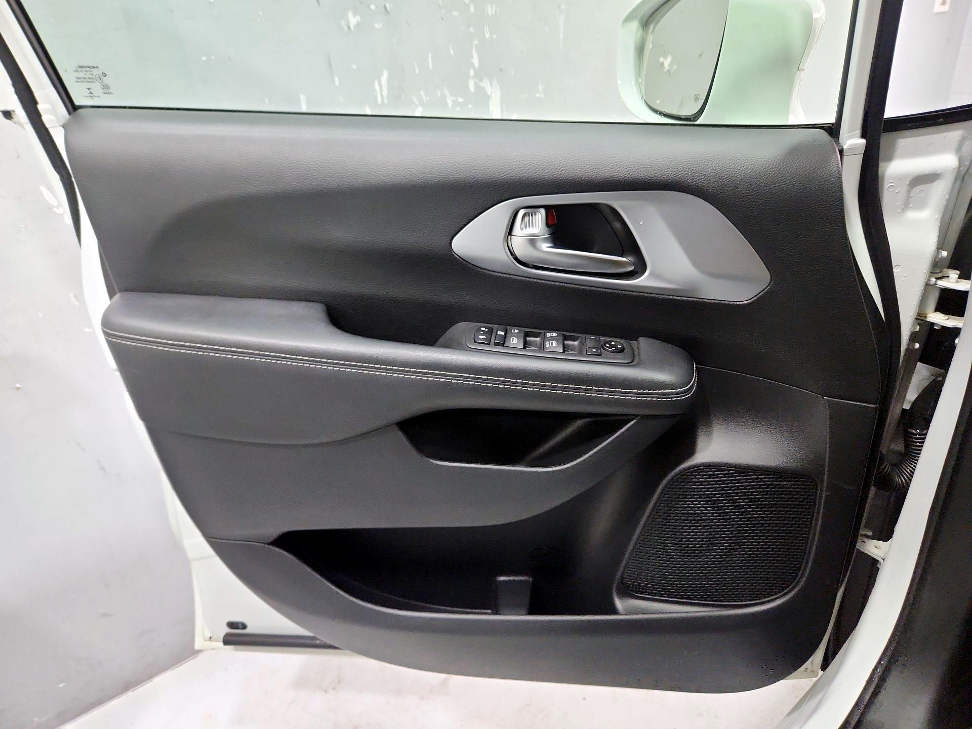 Thumbnail: 2020 Chrysler Pacifica - 12