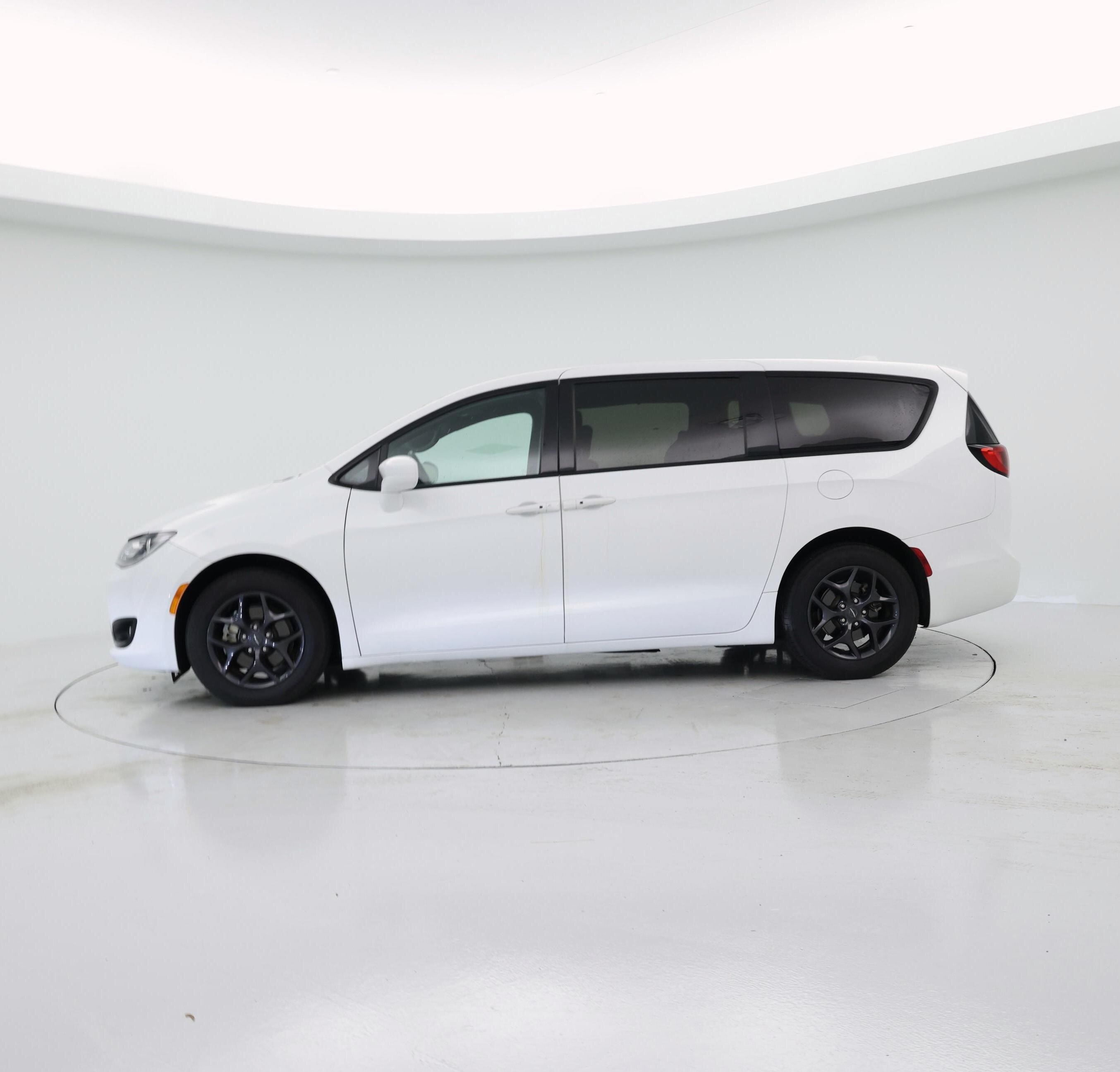 Thumbnail: 2020 Chrysler Pacifica - 3