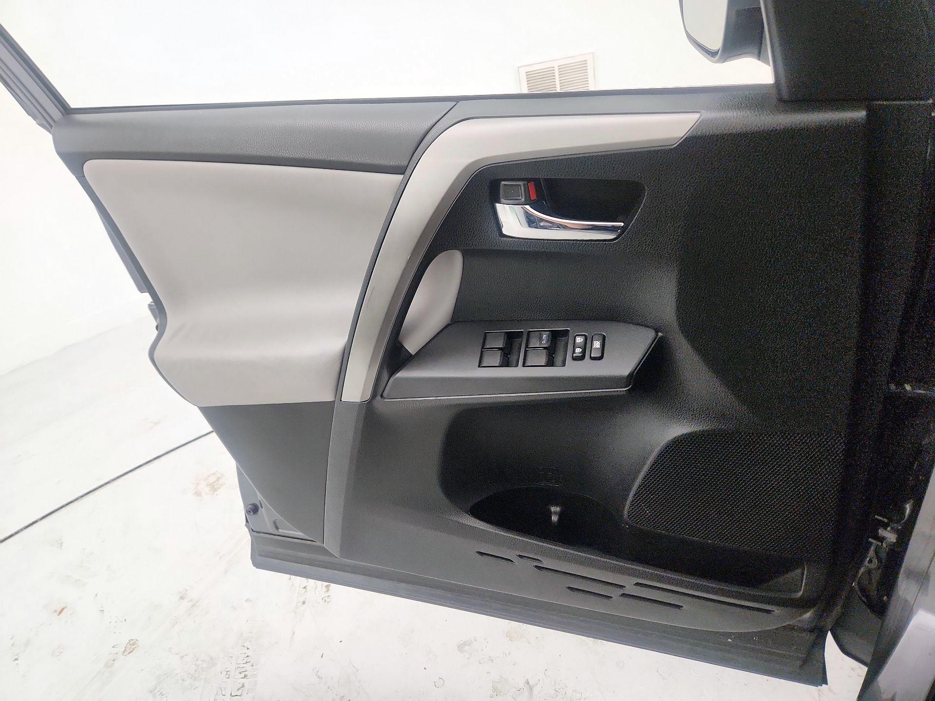 Thumbnail: 2016 Toyota RAV4 - 12