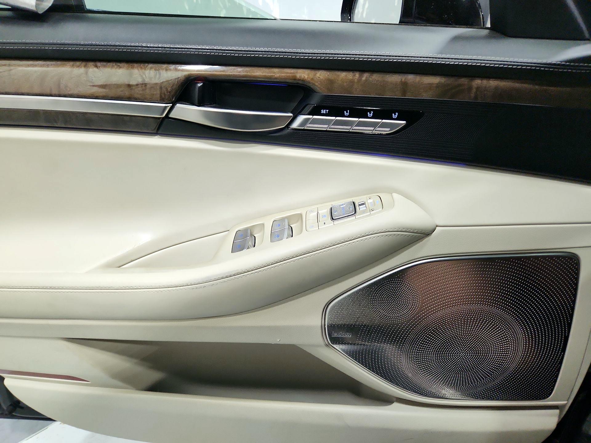 Thumbnail: 2019 Genesis G90 - 12