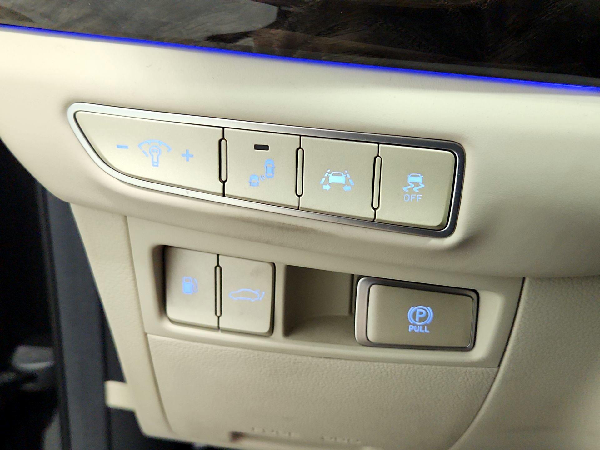 Thumbnail: 2019 Genesis G90 - 13