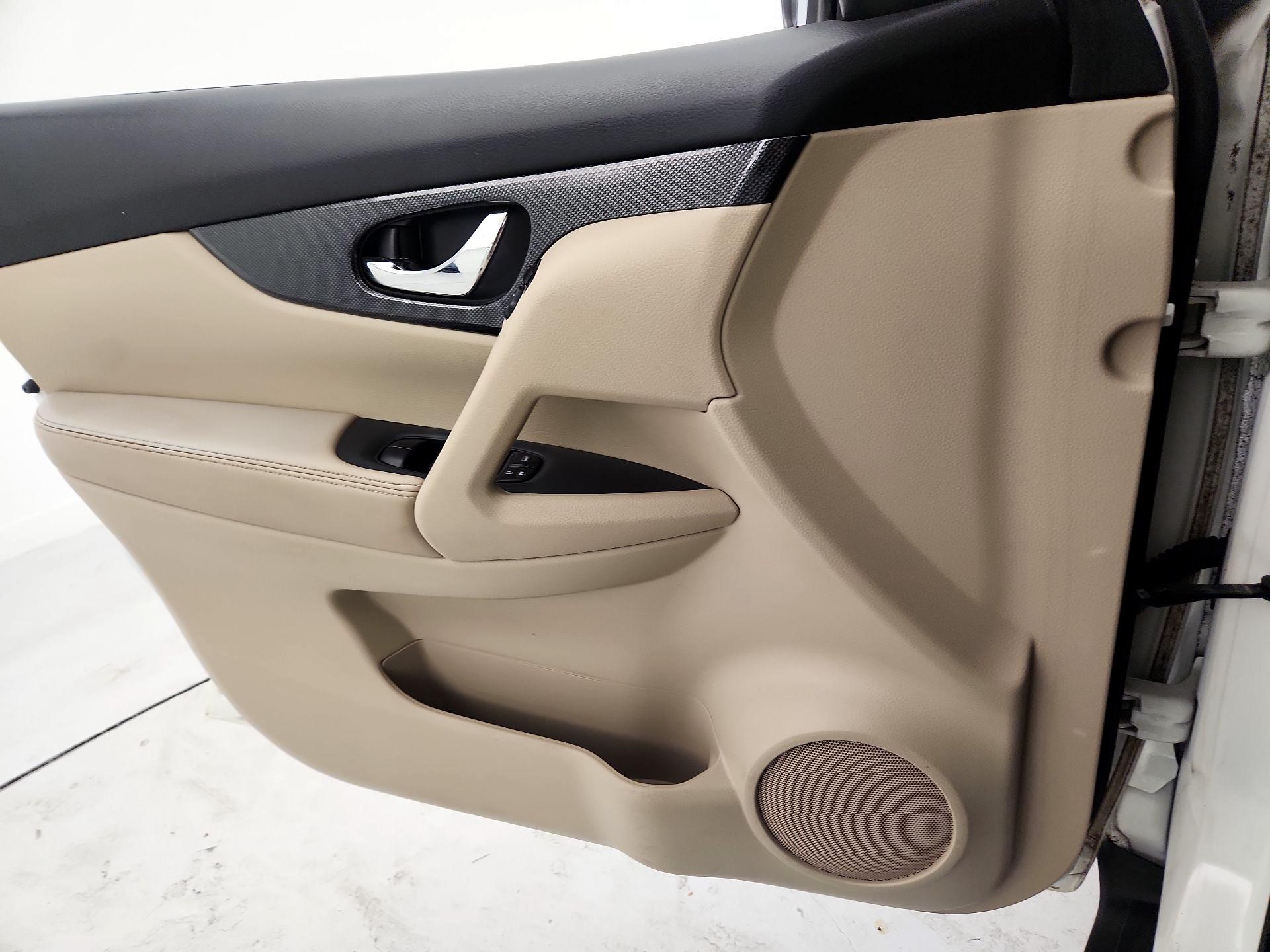 Thumbnail: 2016 Nissan Rogue - 12