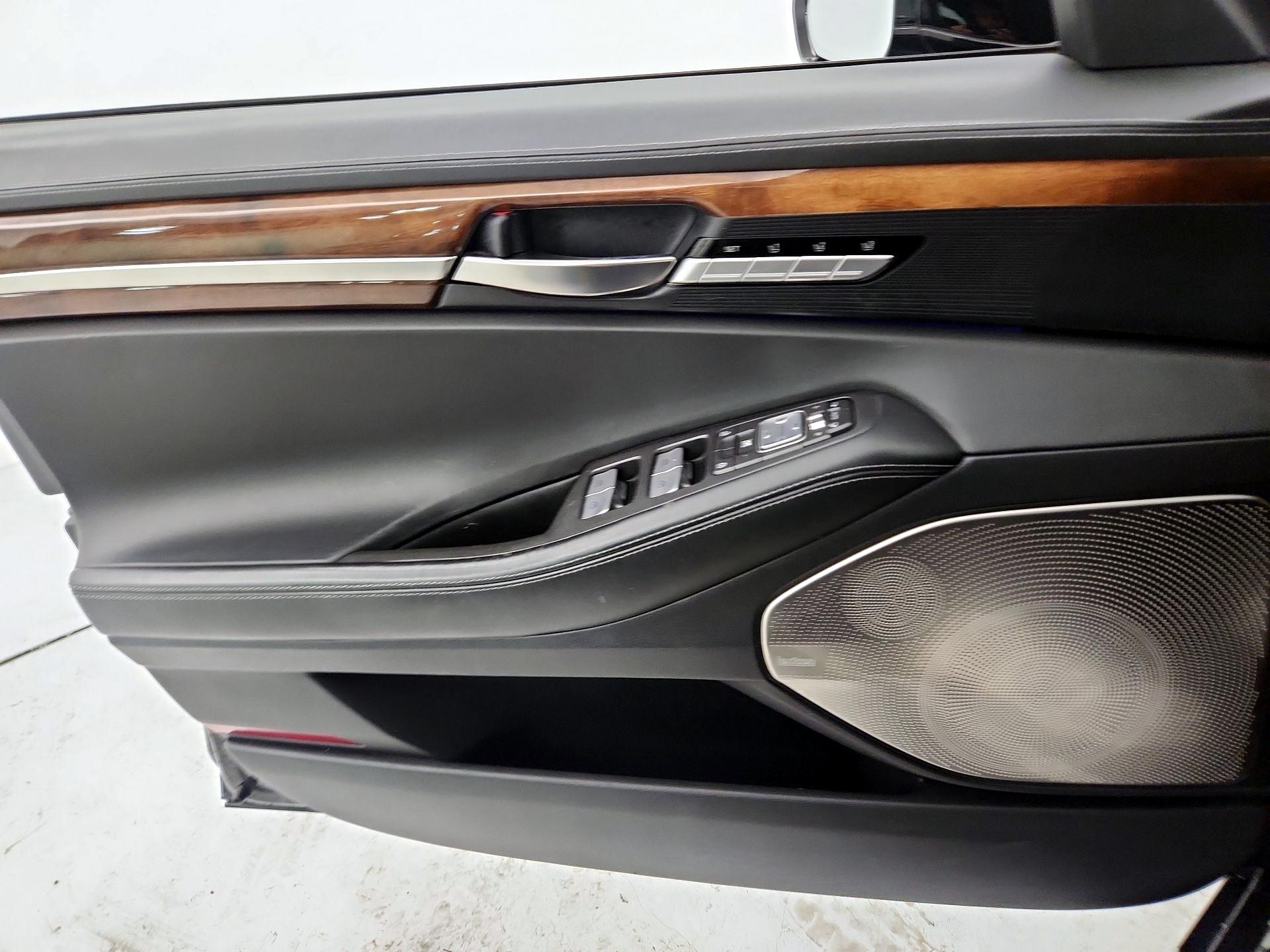 Thumbnail: 2017 Genesis G90 - 12