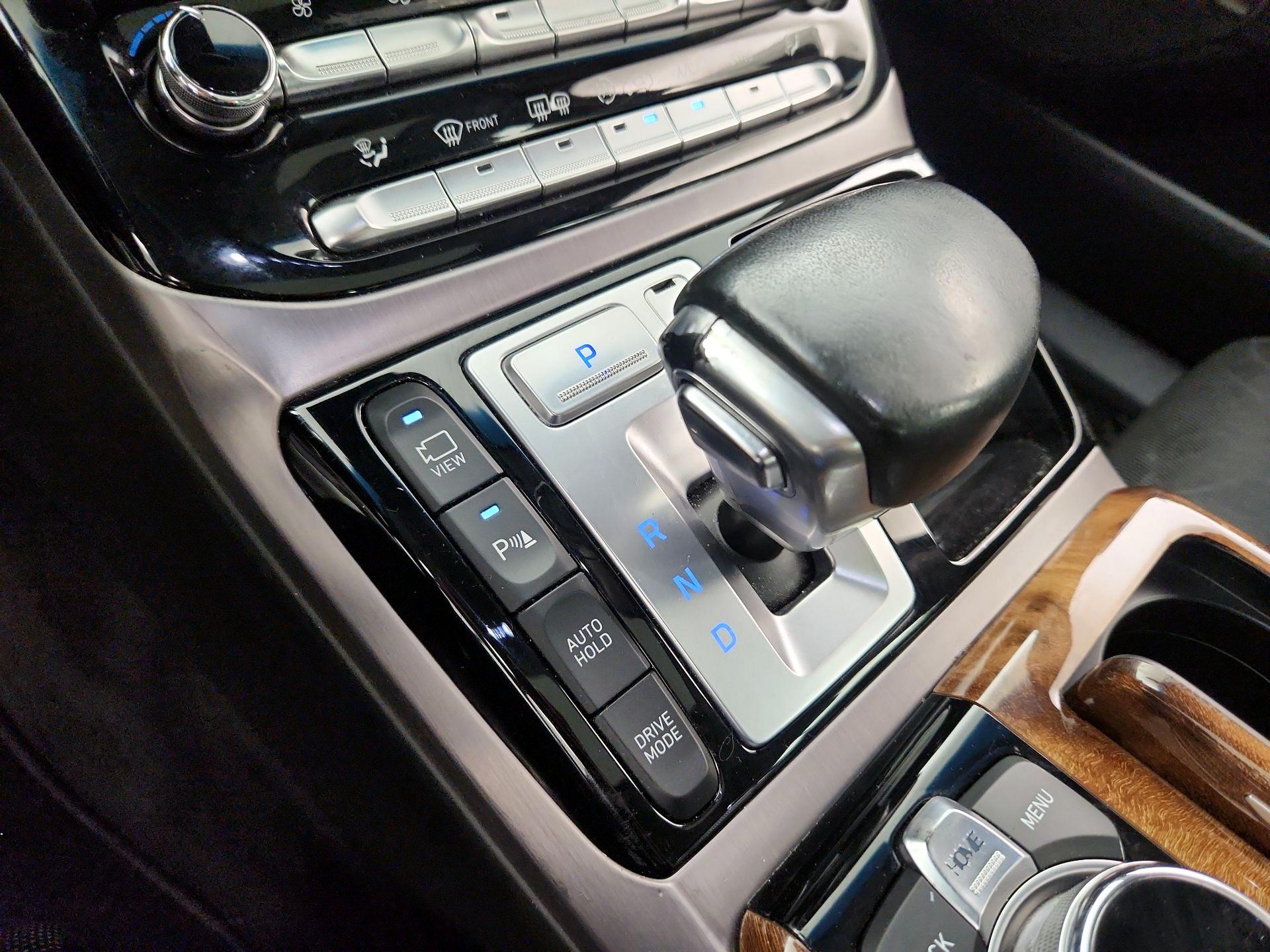 Thumbnail: 2017 Genesis G90 - 18