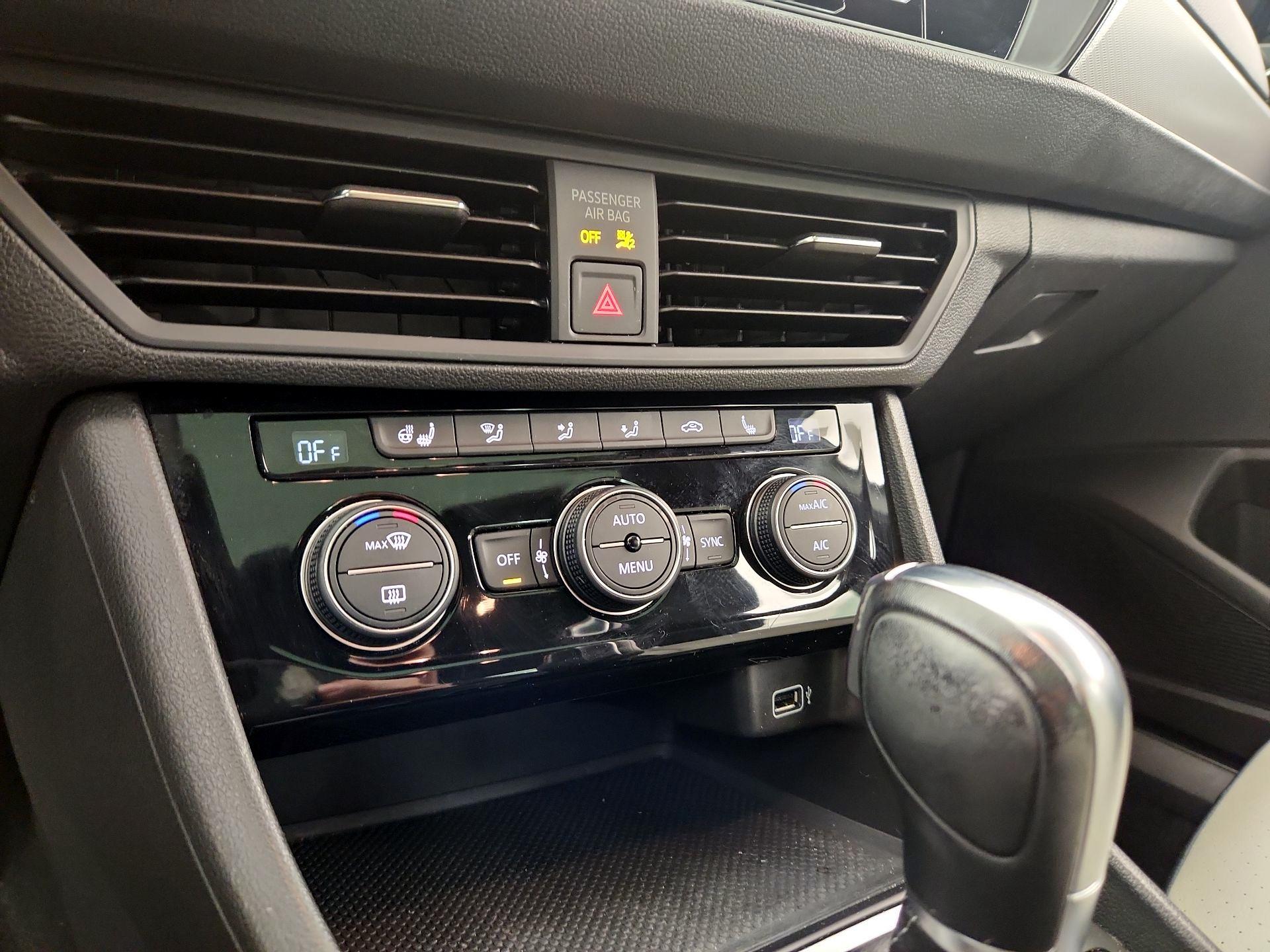 Thumbnail: 2019 Volkswagen Jetta - 16