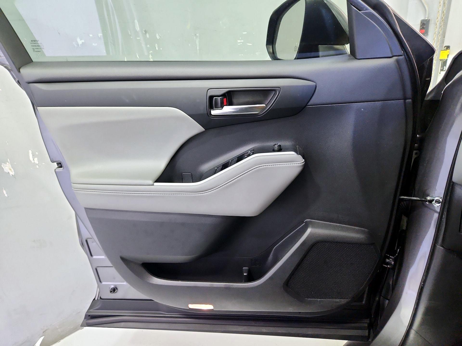 Thumbnail: 2022 Toyota Highlander - 12