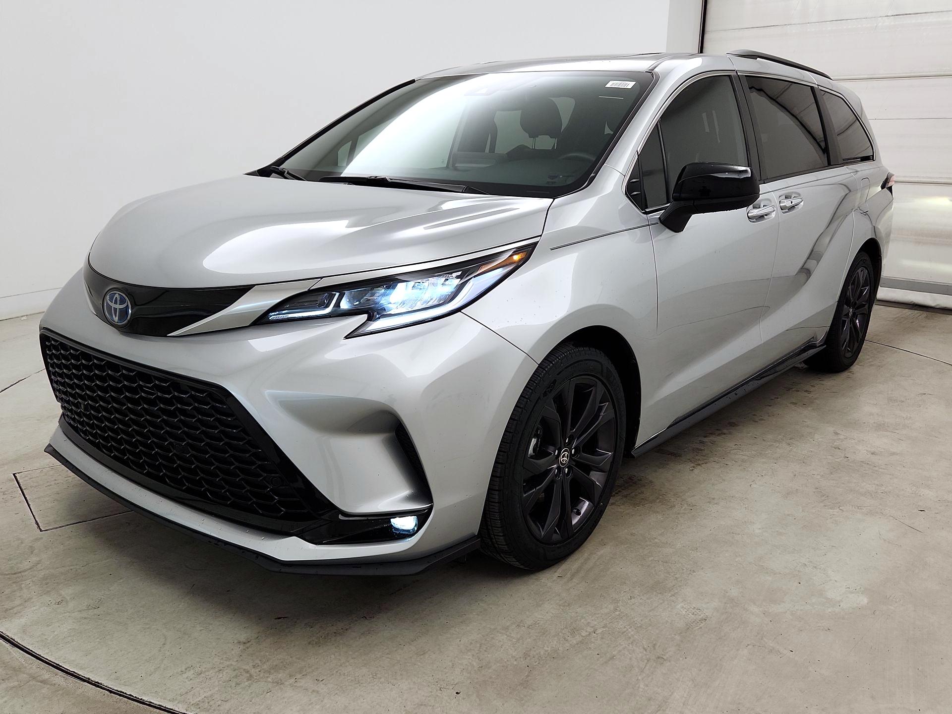 Thumbnail: 2022 Toyota Sienna - 3