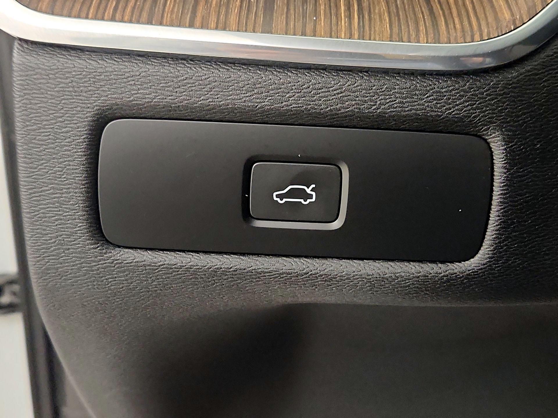 Thumbnail: 2023 Volvo XC60 - 11