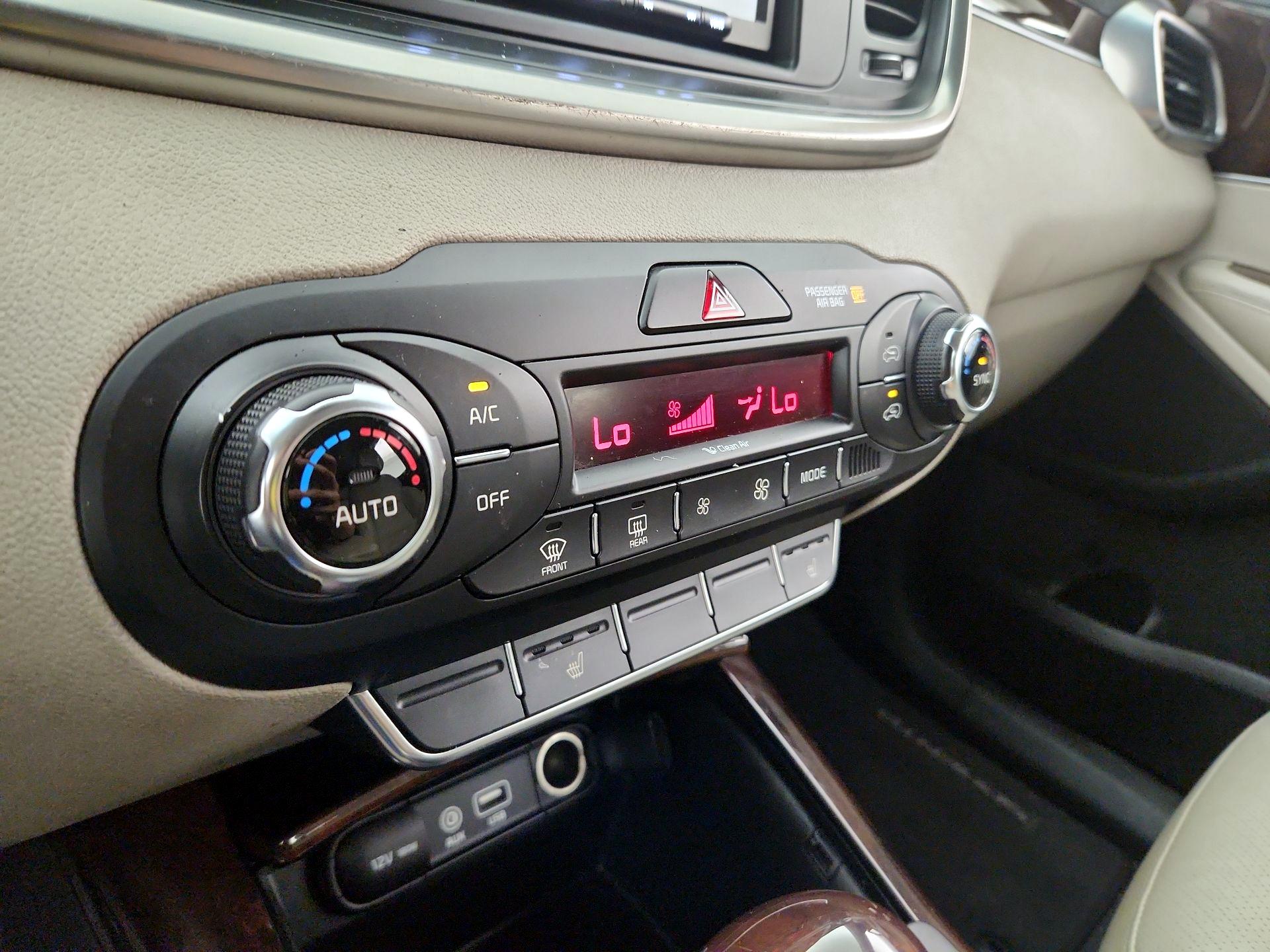 Thumbnail: 2016 Kia Sorento - 16