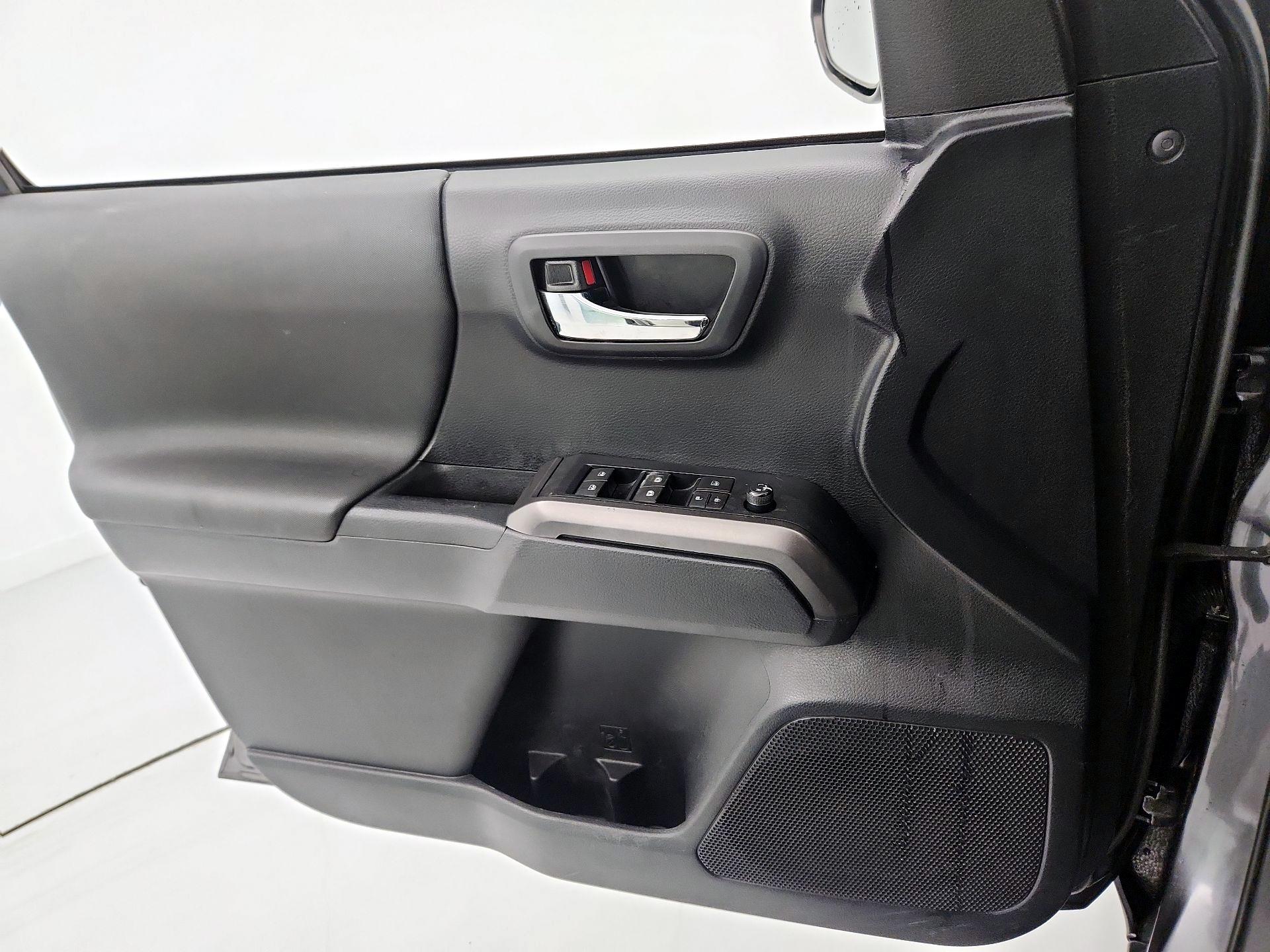 Thumbnail: 2019 Toyota Tacoma - 12