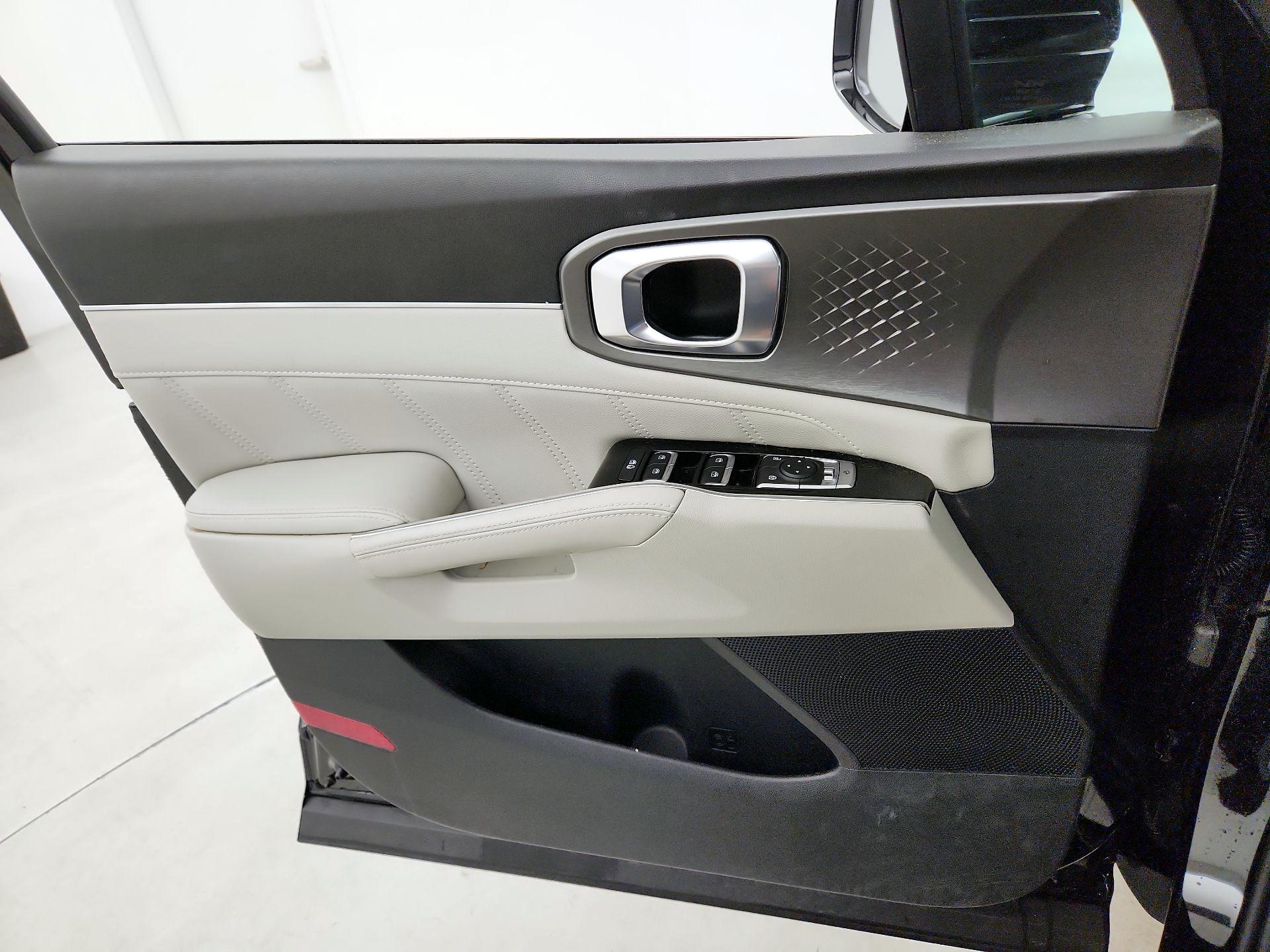 Thumbnail: 2023 Kia Sorento - 12