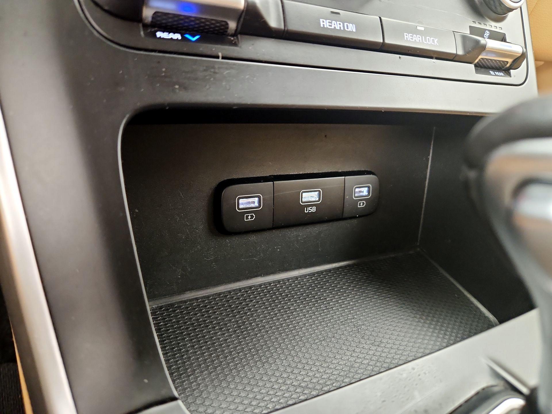 Thumbnail: 2022 Kia Carnival - 16