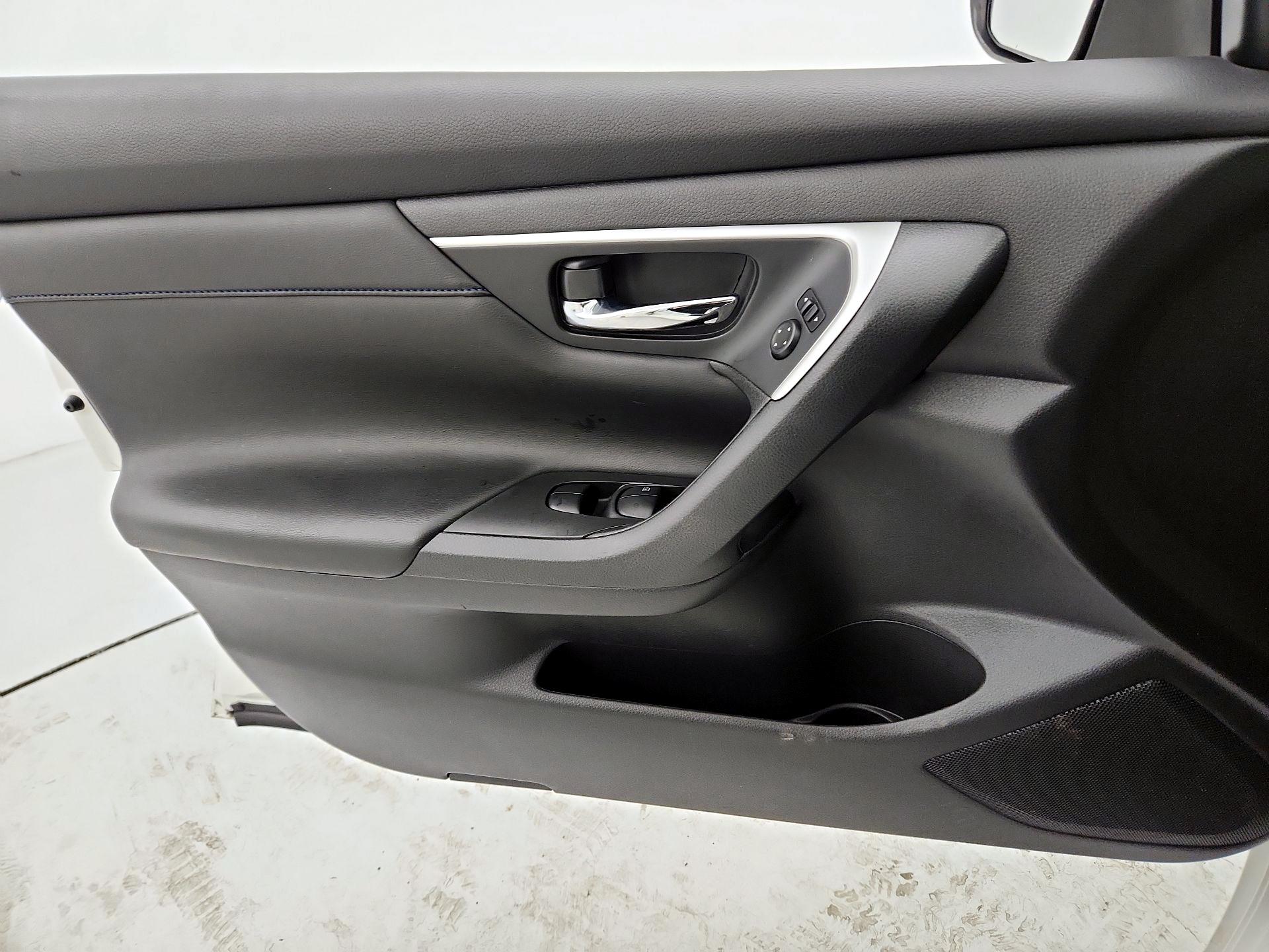 Thumbnail: 2017 Nissan Altima - 12