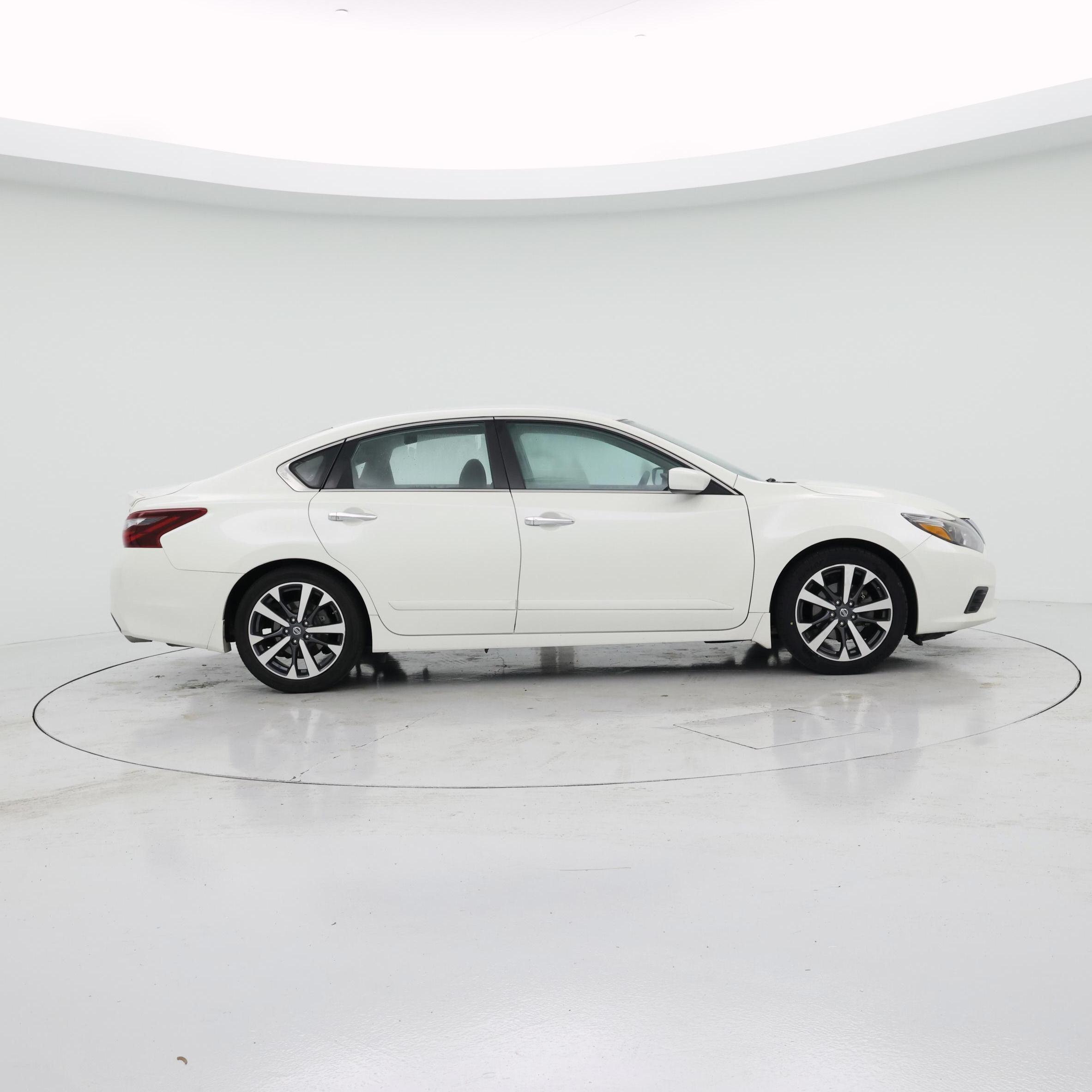 Thumbnail: 2017 Nissan Altima - 7