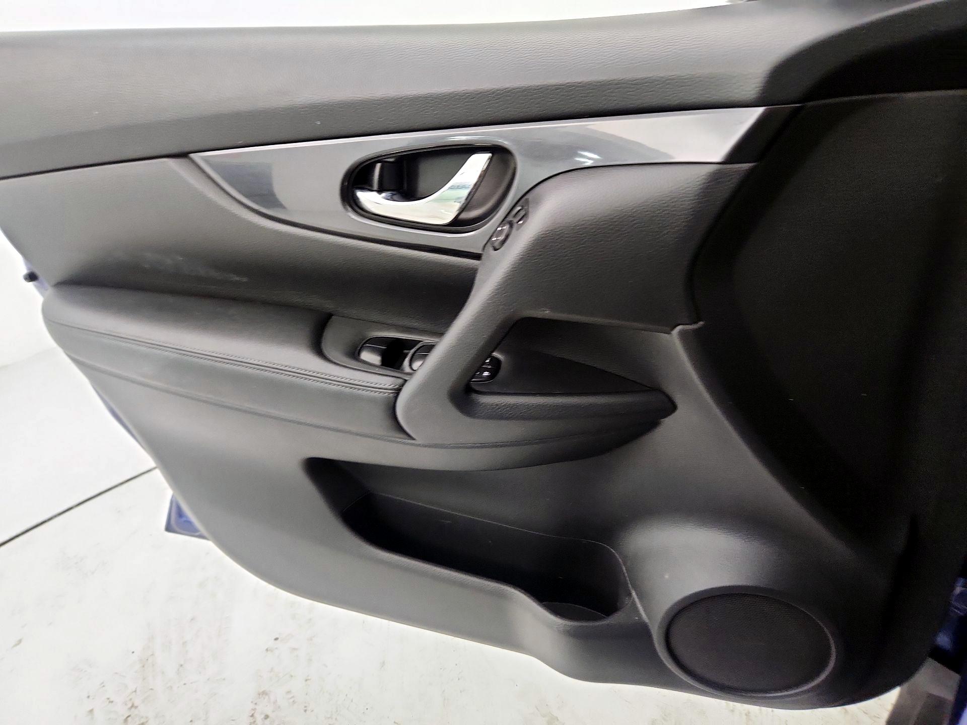 Thumbnail: 2018 Nissan Rogue - 12