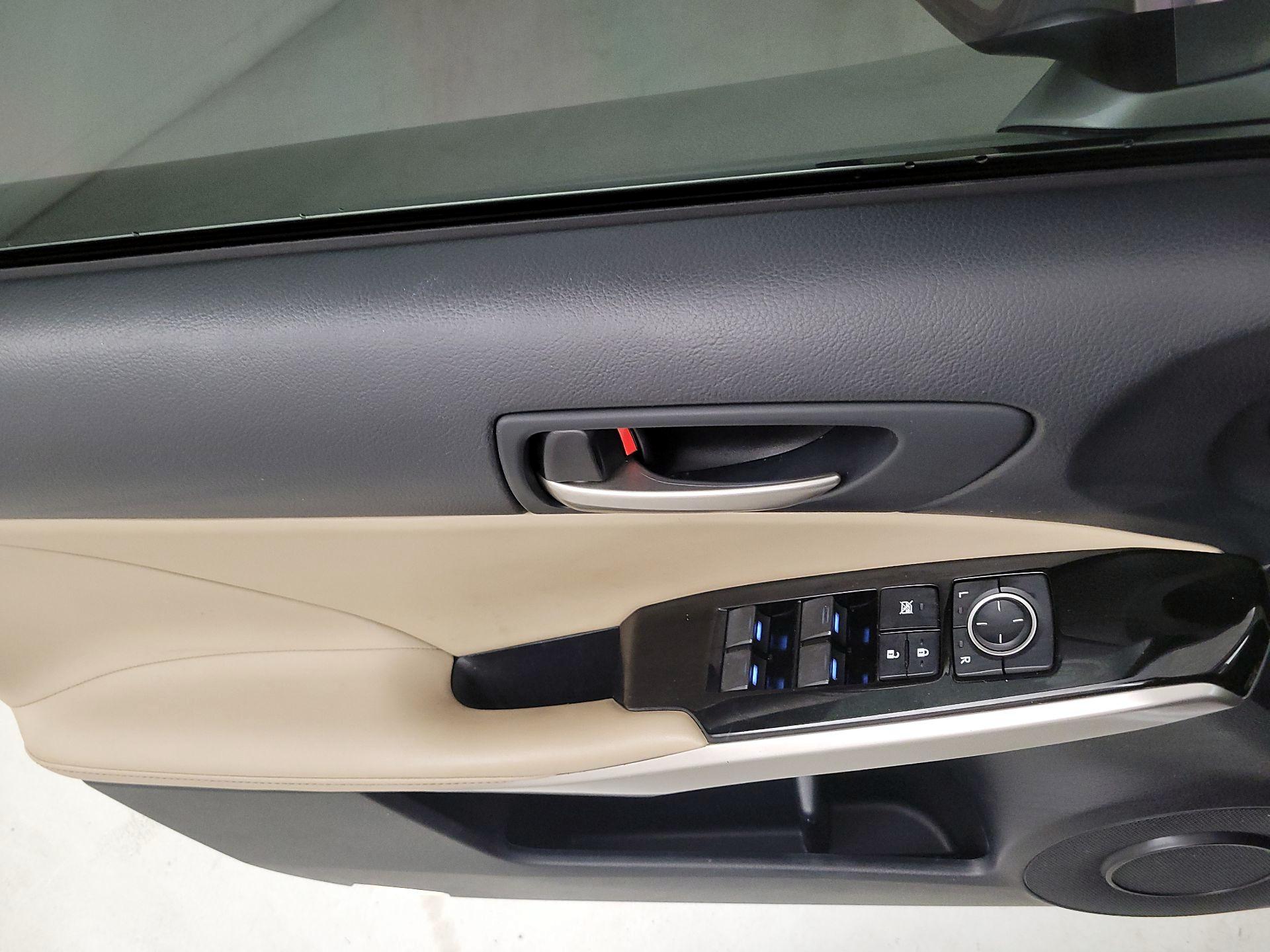 Thumbnail: 2018 Lexus IS - 12