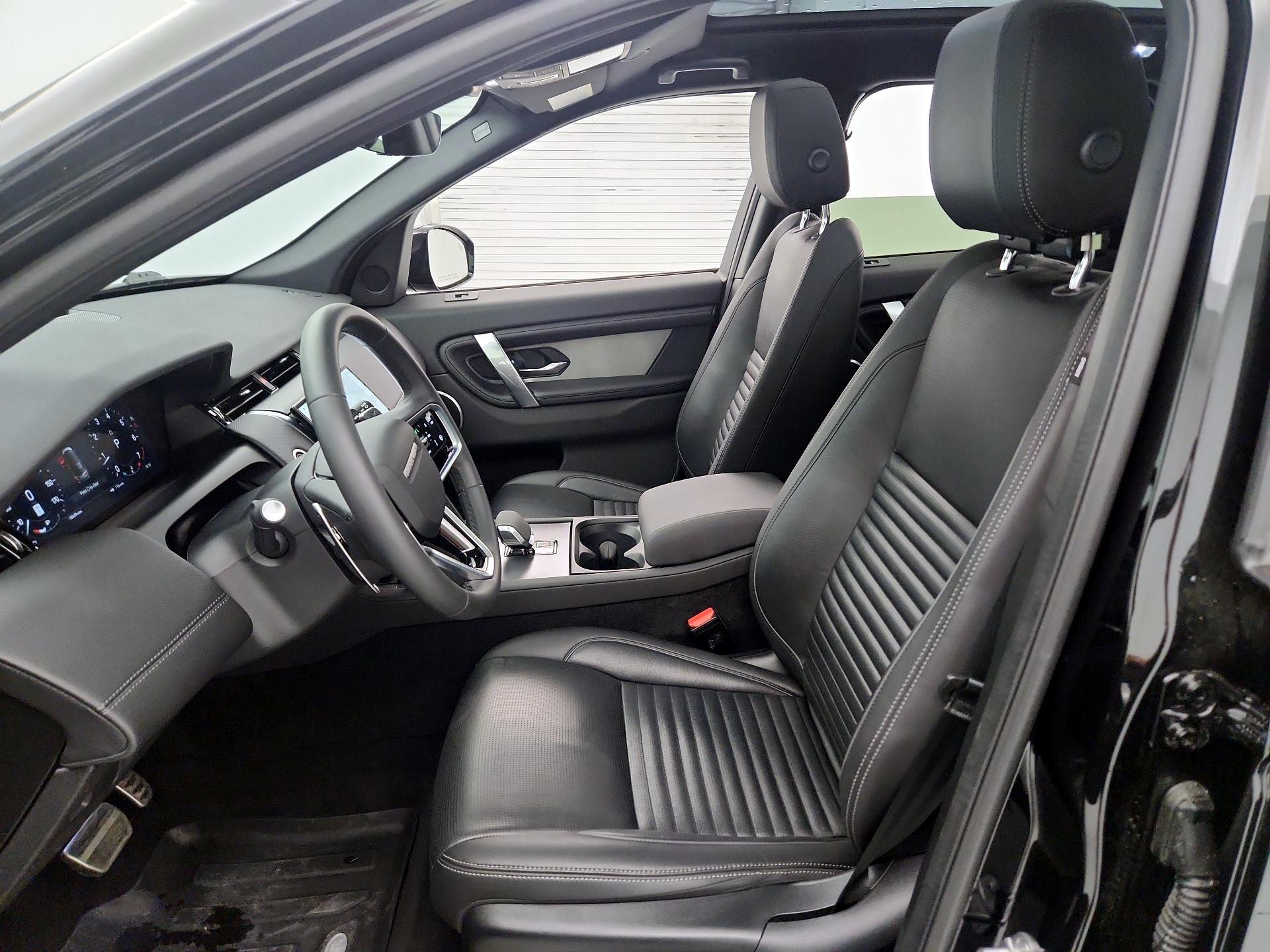 Thumbnail: 2024 Land Rover Discovery Sport - 11