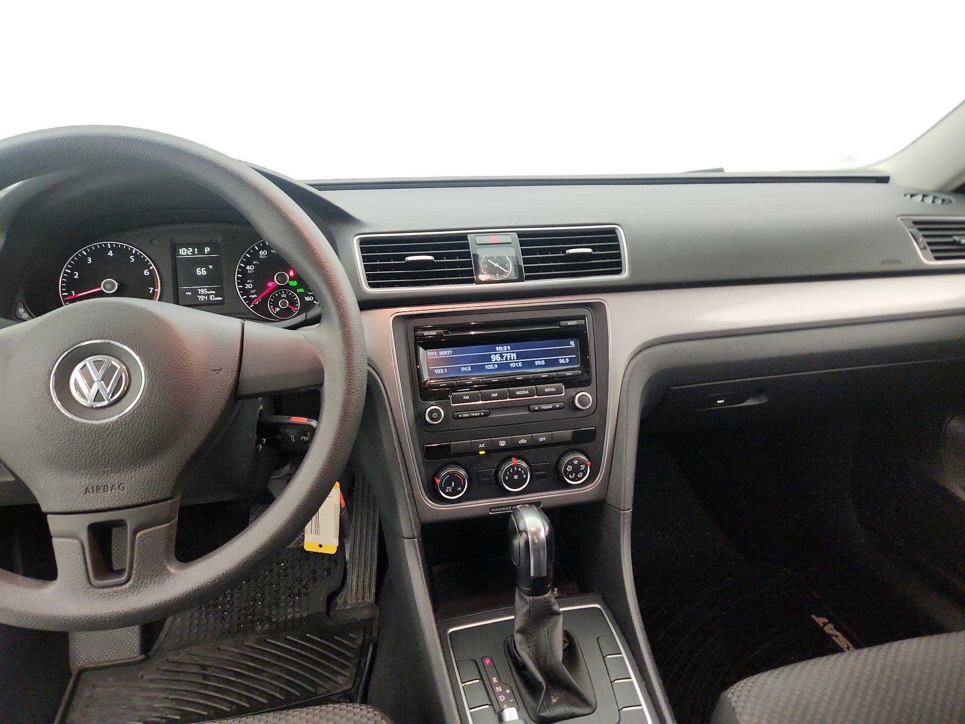 Thumbnail: 2015 Volkswagen Passat - 9