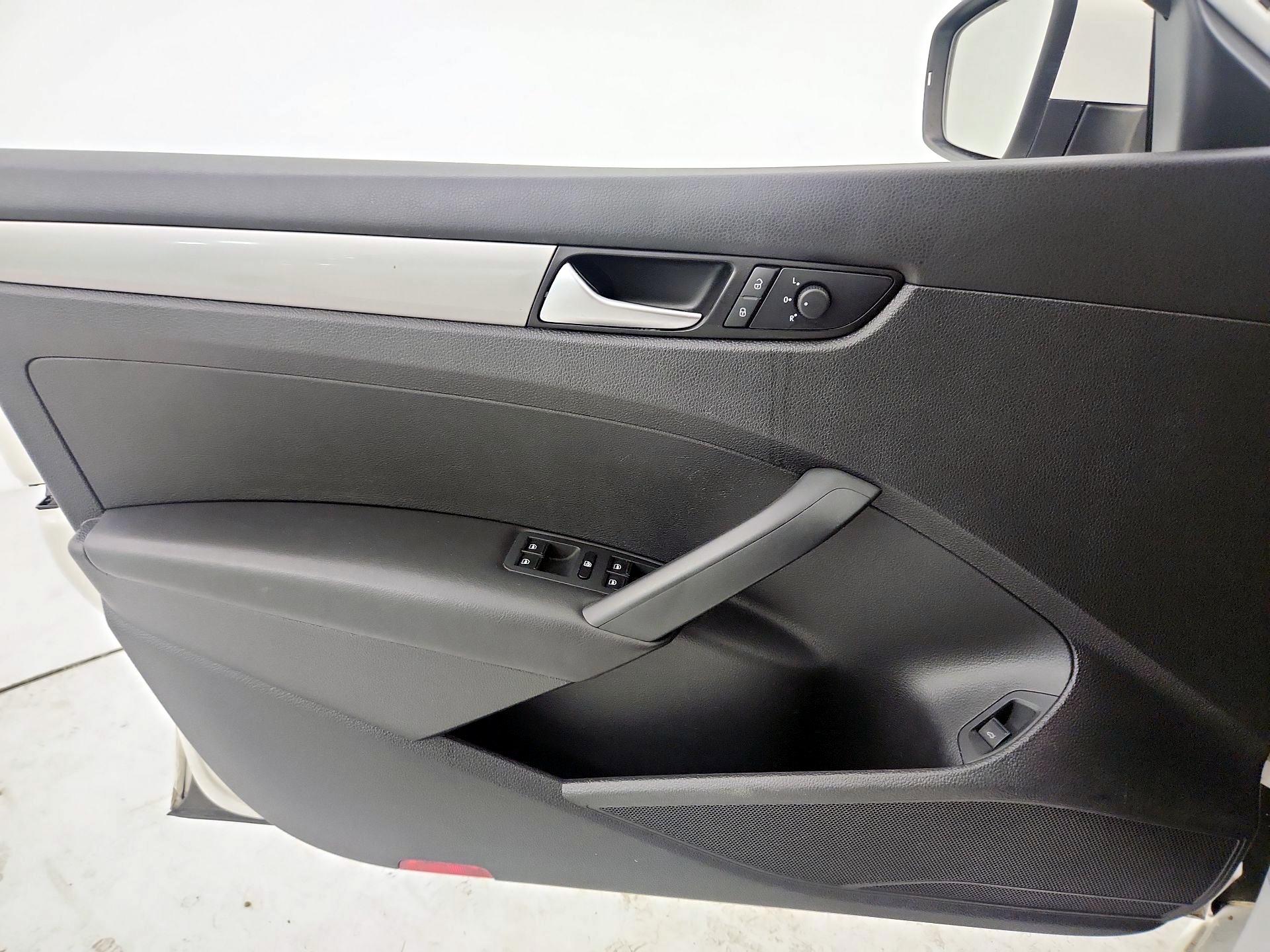 Thumbnail: 2015 Volkswagen Passat - 12